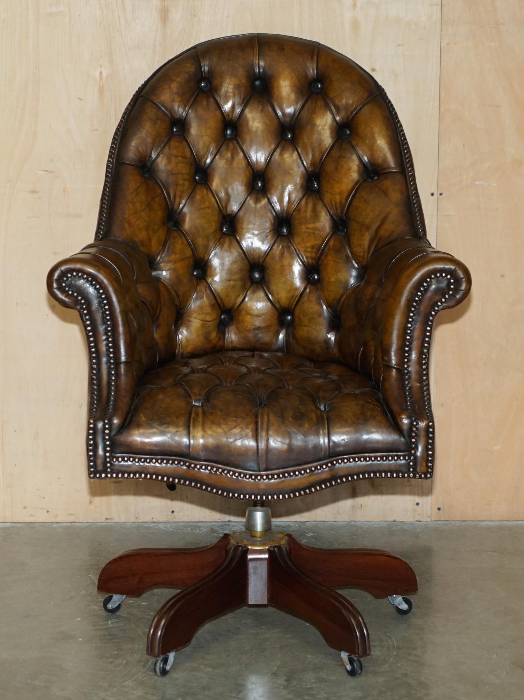 Royal House Antiques

Royal House Antiques freut sich, diesen schönen, vollständig restaurierten, zigarrenbraunen Chesterfield-Kapitäns- oder Direktoren-Sessel aus Leder zum Verkauf anzubieten.

Bitte beachten Sie die Lieferkosten aufgeführt ist nur
