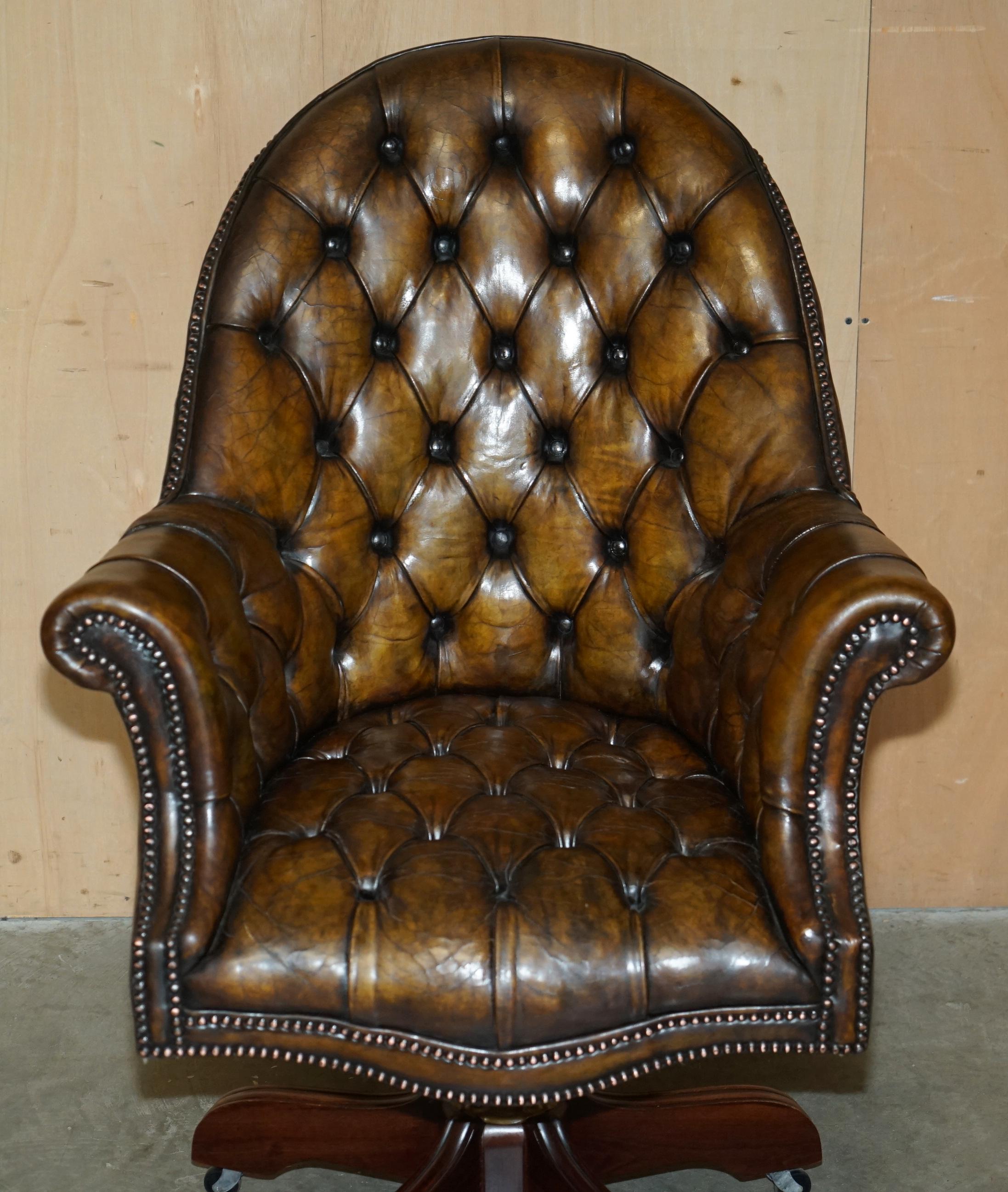 ANTIQUE VOLLSTÄNDIG RESTORIERT BROWN LEATHER CHESTERFIELD DIRECTORS CAPTAINs ARMCHAIR (Viktorianisch) im Angebot