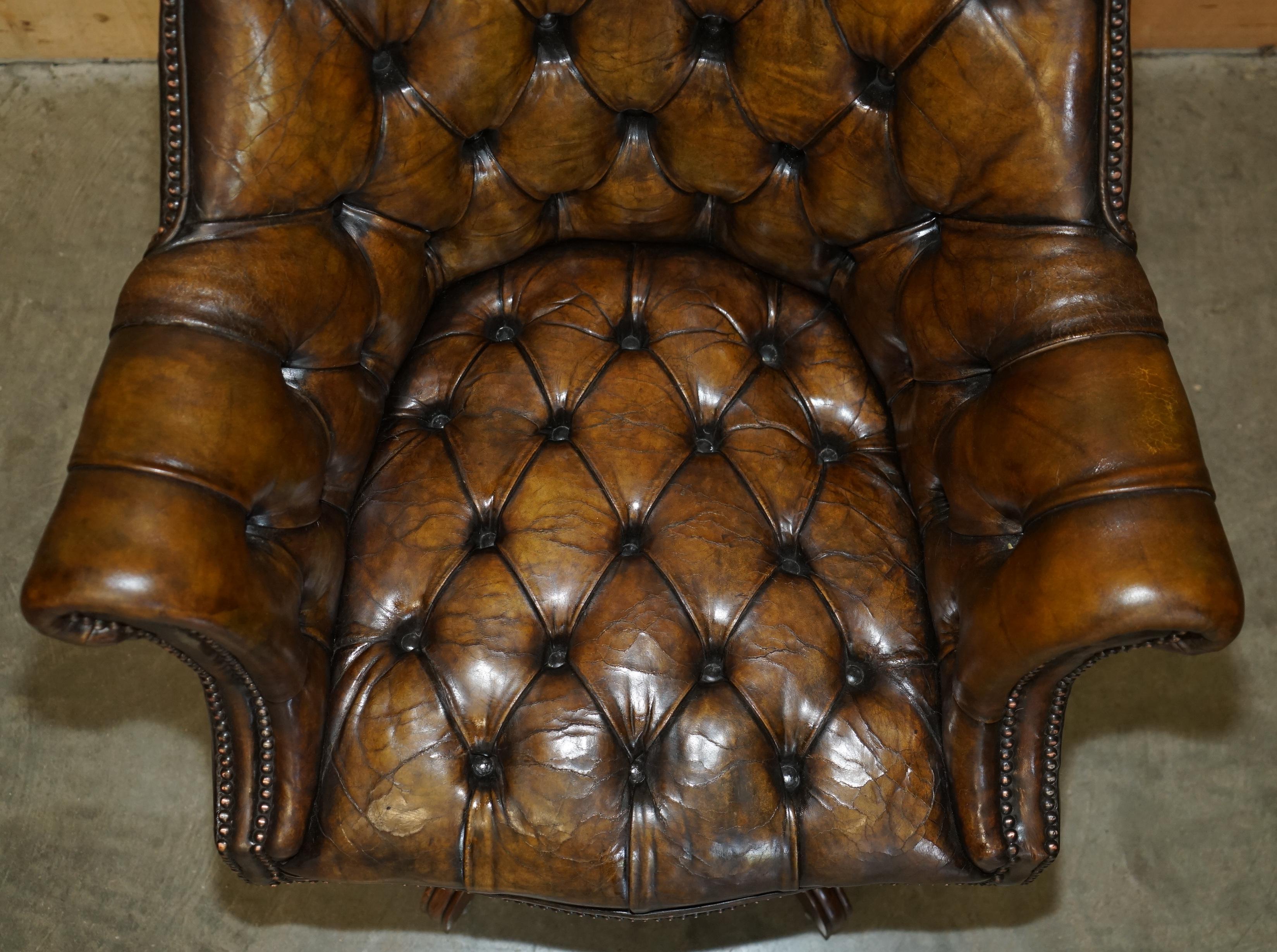 ANTIQUE VOLLSTÄNDIG RESTORIERT BROWN LEATHER CHESTERFIELD DIRECTORS CAPTAINs ARMCHAIR im Zustand „Gut“ im Angebot in West Sussex, Pulborough