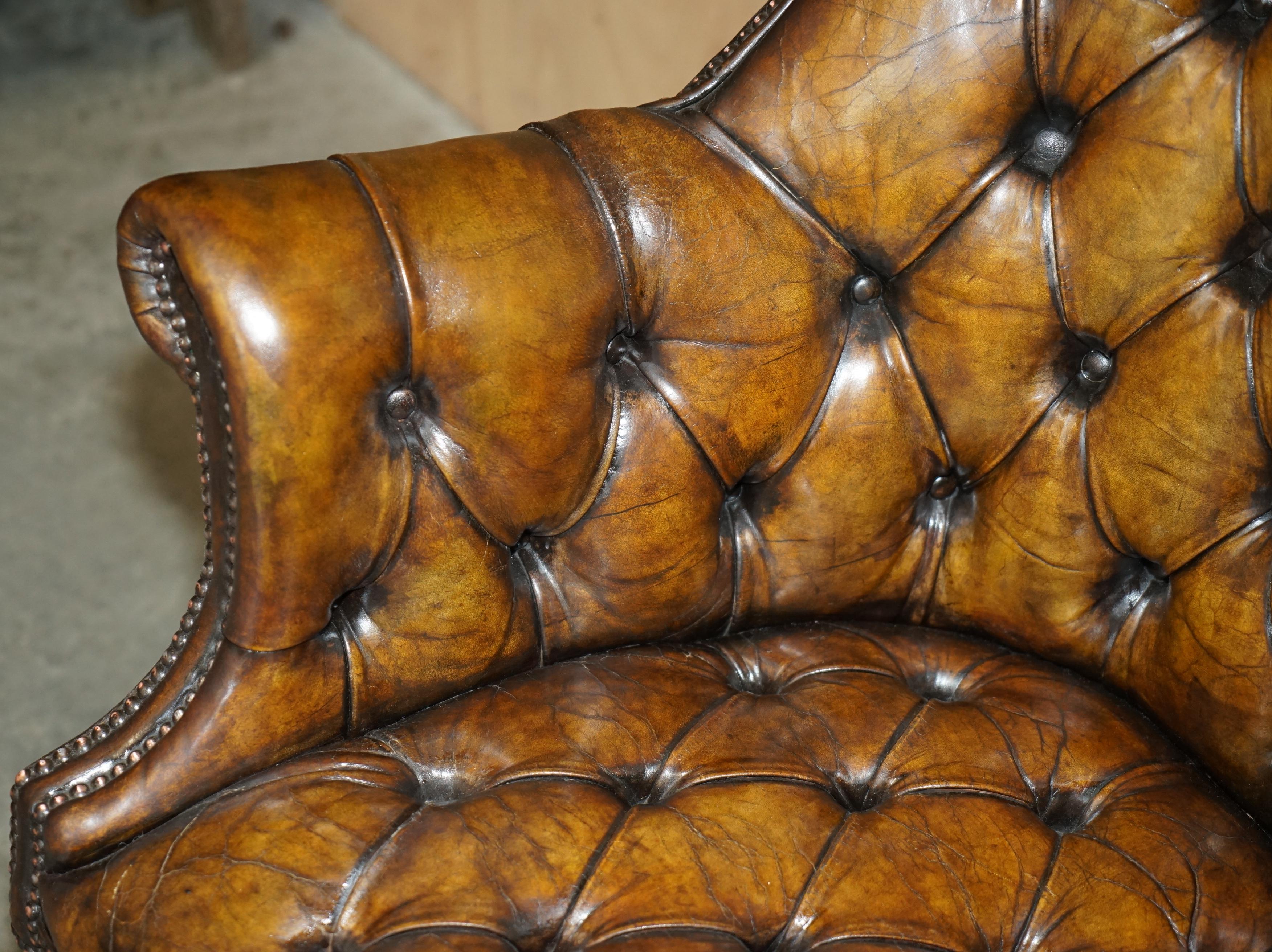 ANTIQUE VOLLSTÄNDIG RESTORIERT BROWN LEATHER CHESTERFIELD DIRECTORS CAPTAINs ARMCHAIR (Frühes 20. Jahrhundert) im Angebot