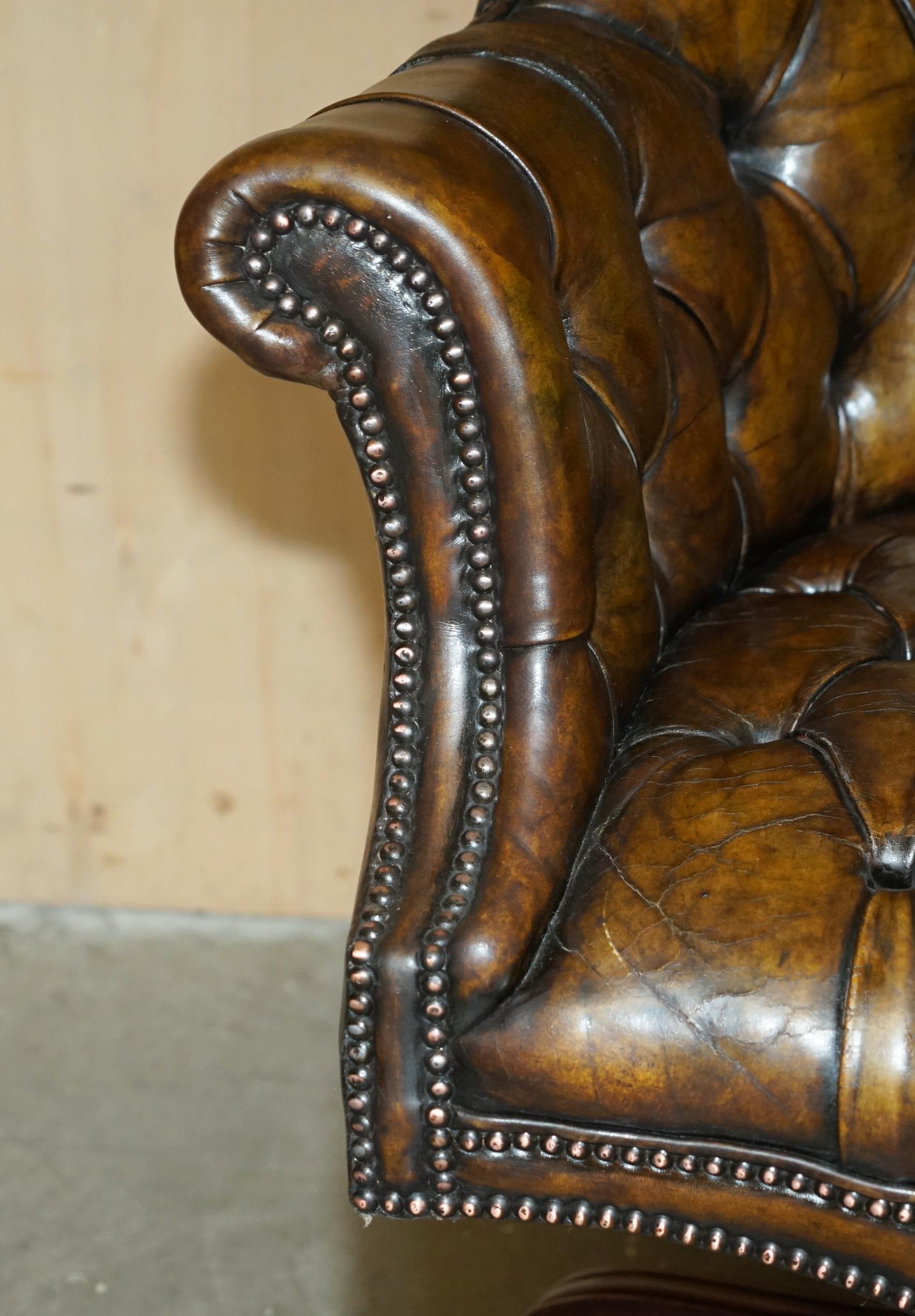 ANTIQUE VOLLSTÄNDIG RESTORIERT BROWN LEATHER CHESTERFIELD DIRECTORS CAPTAINs ARMCHAIR (Leder) im Angebot