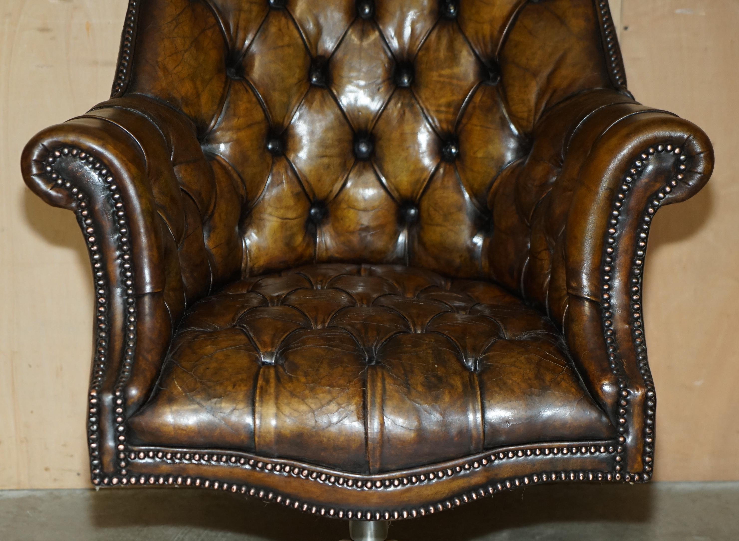 ANTIQUE VOLLSTÄNDIG RESTORIERT BROWN LEATHER CHESTERFIELD DIRECTORS CAPTAINs ARMCHAIR im Angebot 1