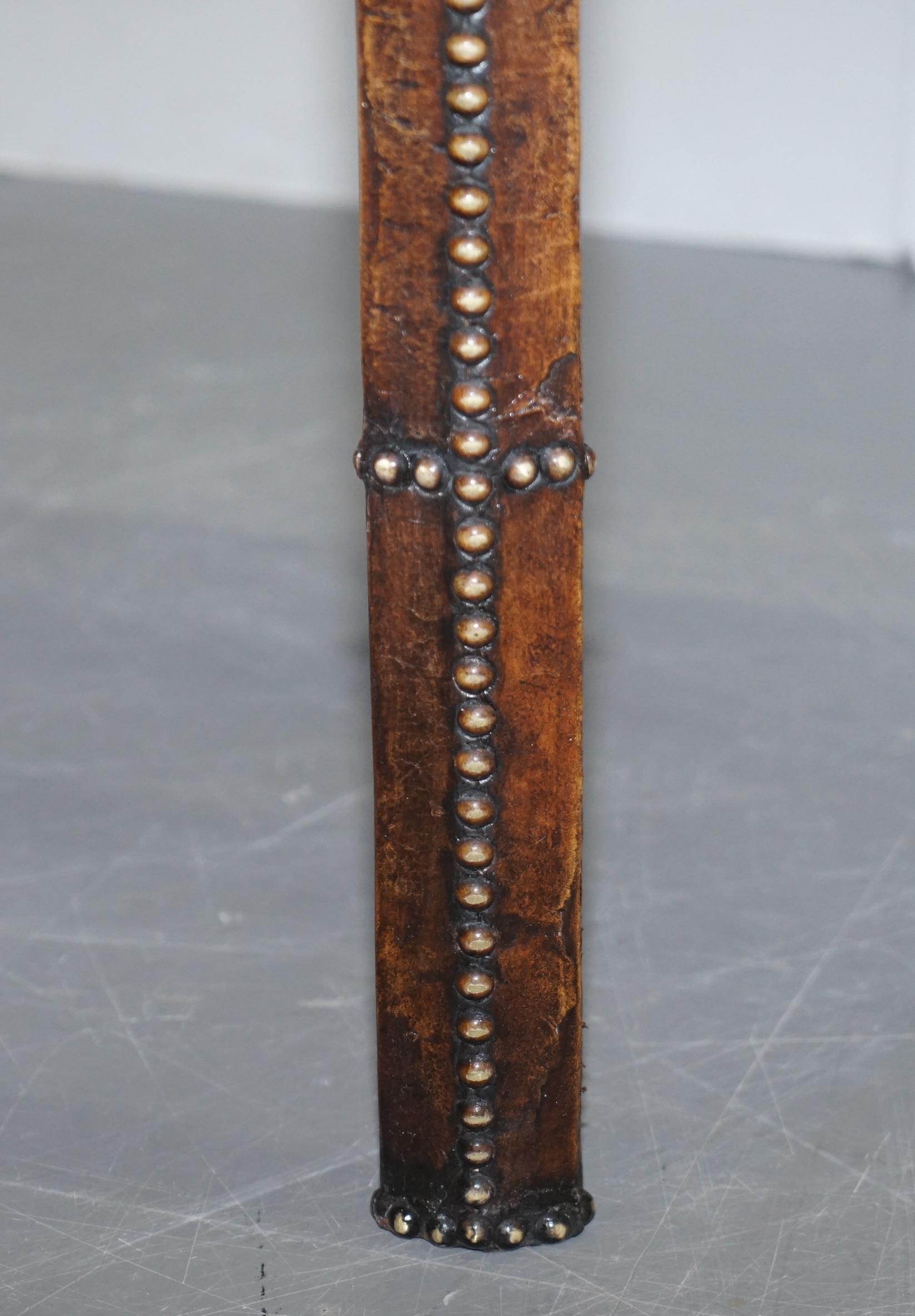 Antiker, vollständig restaurierter Konsolentisch aus braunem Leder im gotischen Pugin-Stil mit Nieten im Angebot 5