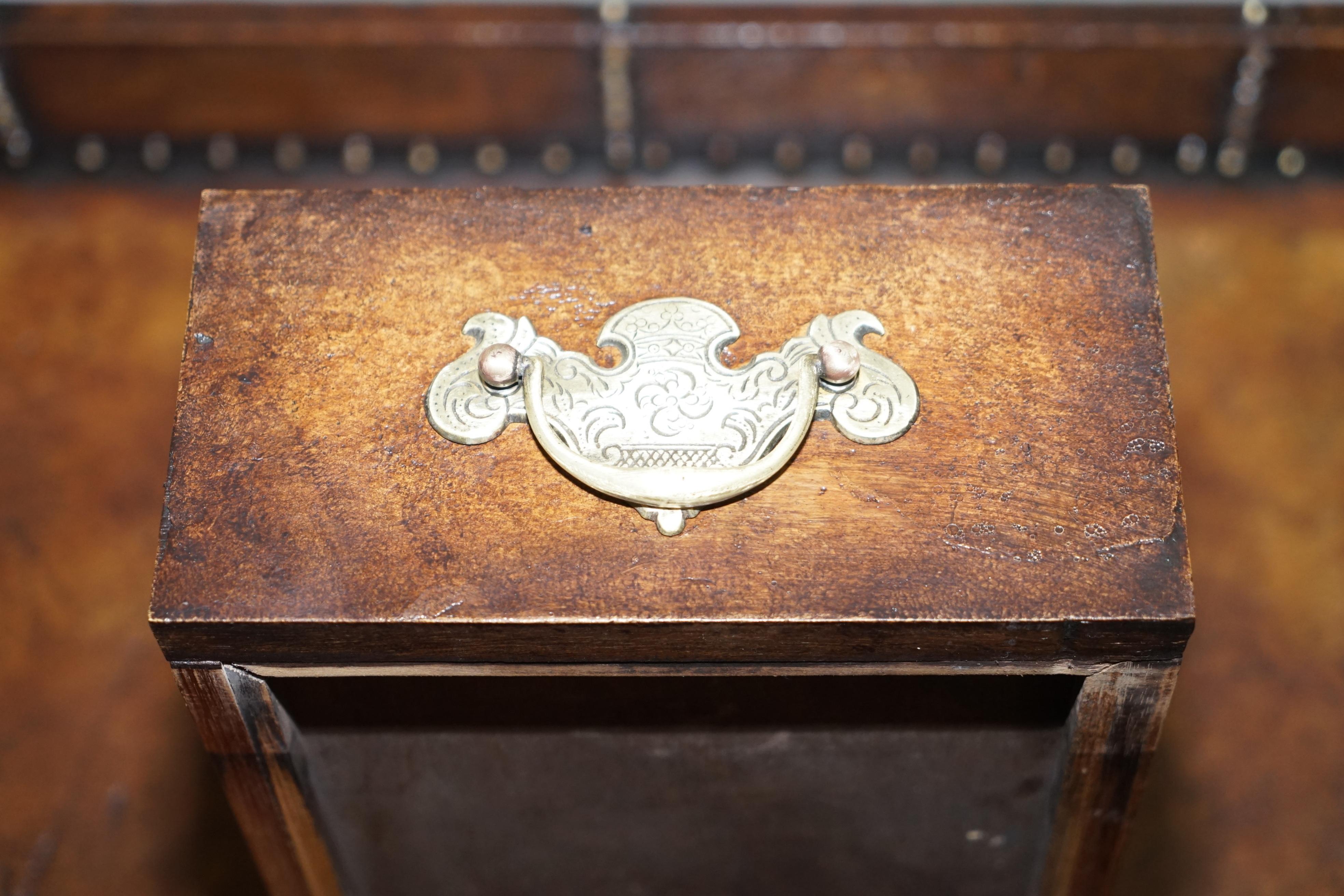 Antiker, vollständig restaurierter Konsolentisch aus braunem Leder im gotischen Pugin-Stil mit Nieten im Angebot 14