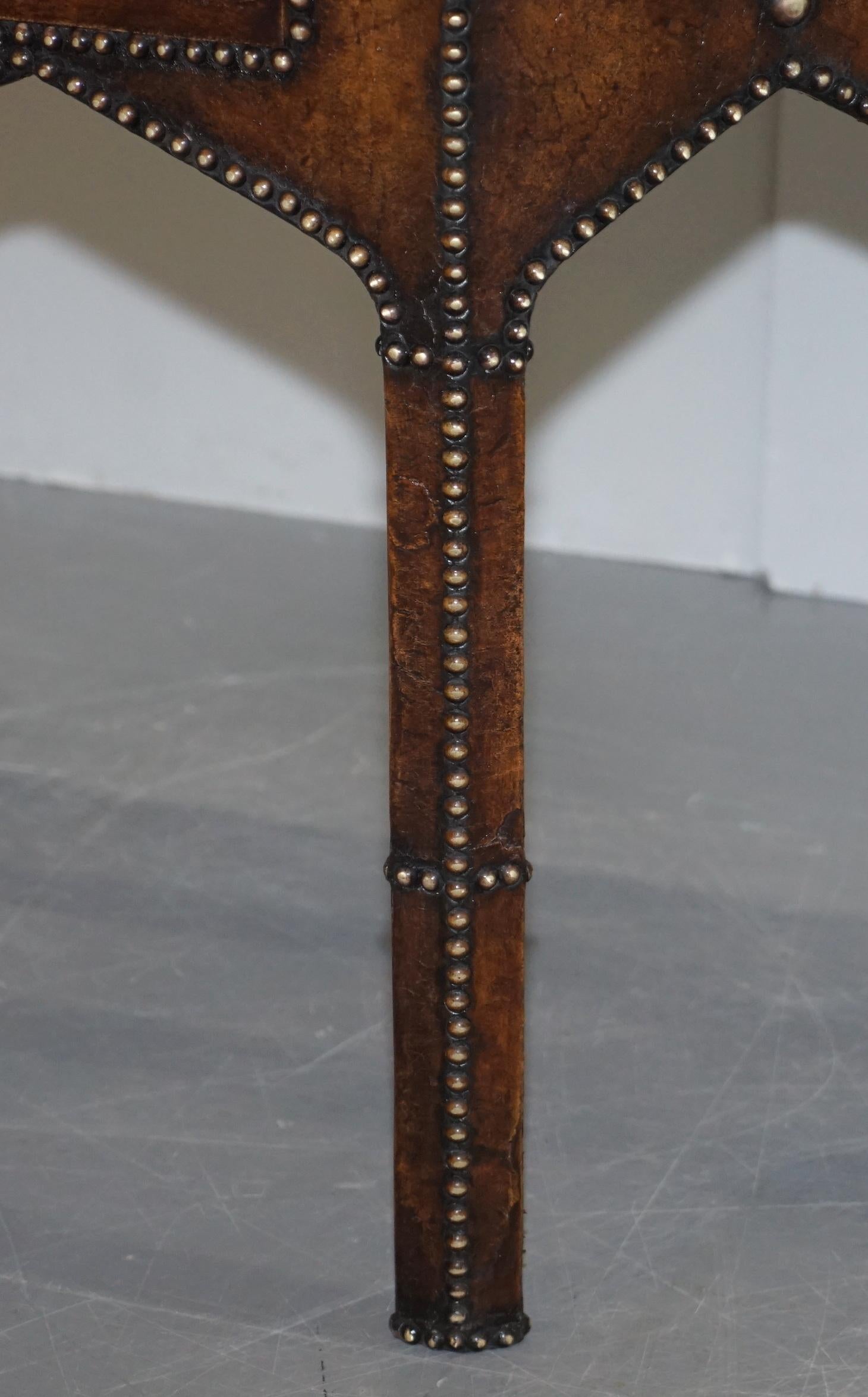 Antiker, vollständig restaurierter Konsolentisch aus braunem Leder im gotischen Pugin-Stil mit Nieten im Angebot 3