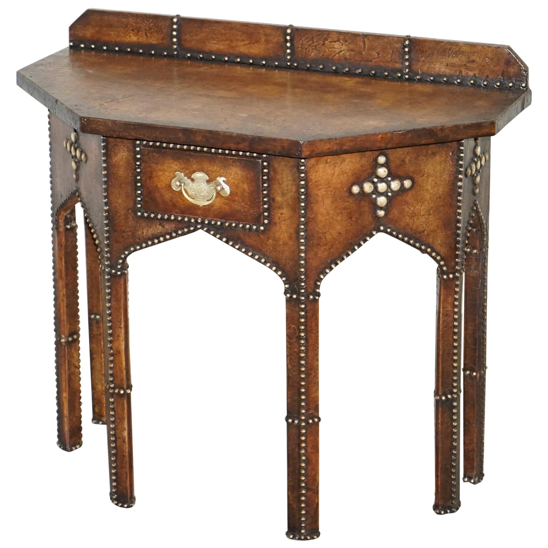 Ancienne table console gothique entièrement restaurée de style Pugin en cuir marron clouté
