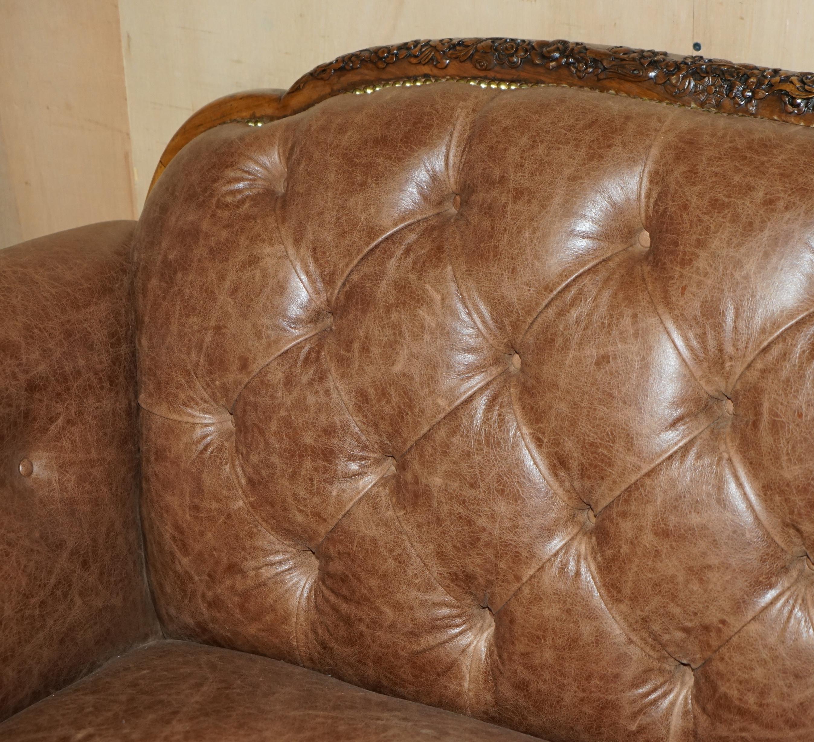English ANTIQUE FULLY RESTORED REGENCY 1810 CHESTERFiELD SOFA BROWN LEATHER CARVED FRAME For Sale