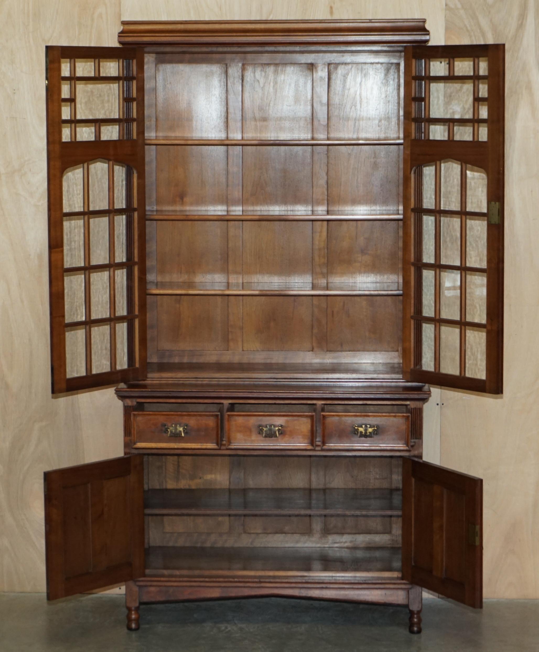 Bibliothèque de bibliothèque ancienne entièrement estampillée Jas Shoolbred de style victorien à glaçure Astral en vente 5