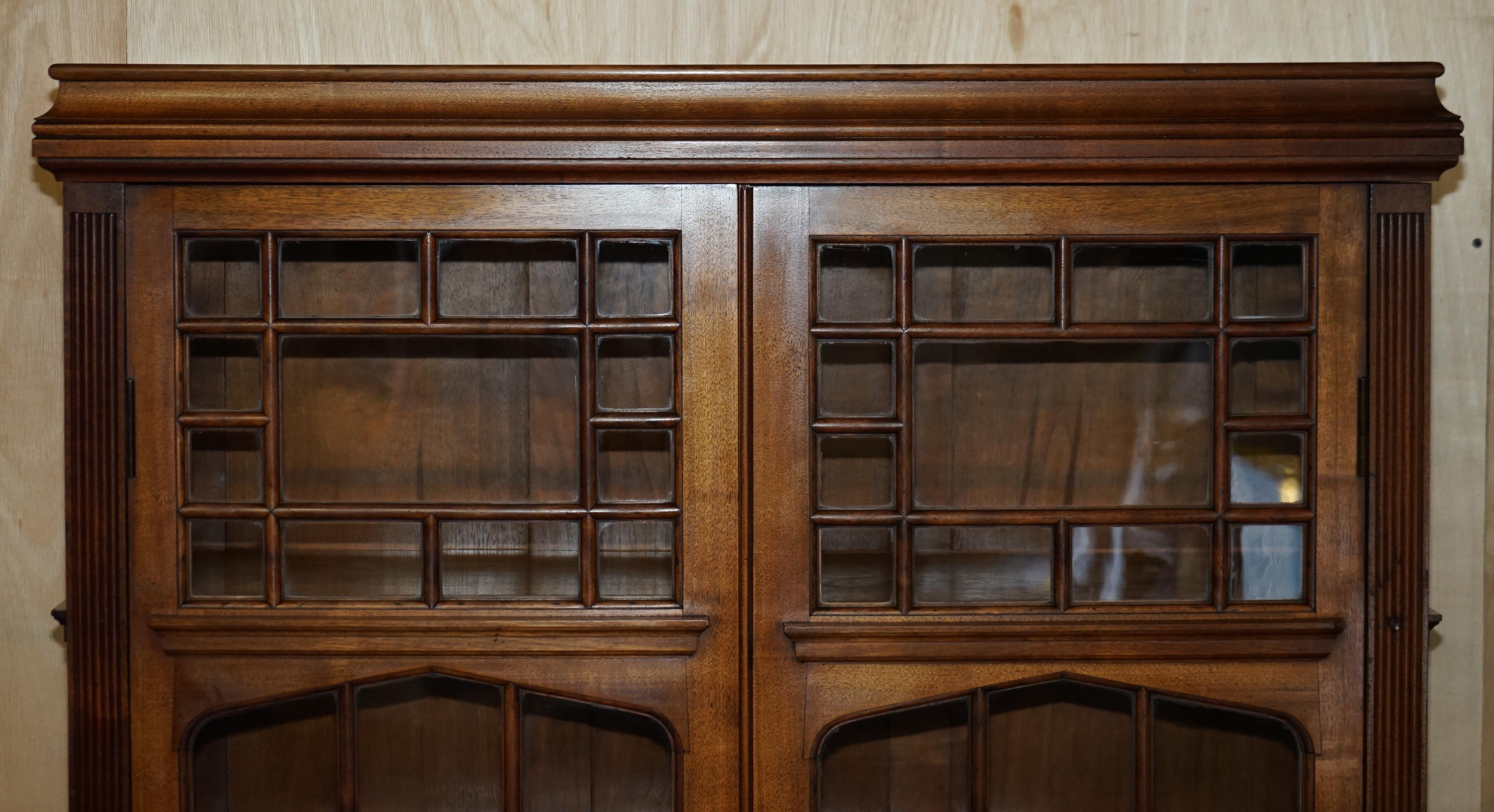 Wir sind erfreut, dieses schöne James Jas Shoolbred, voll gestempelt, astral glasiert antiken Bibliothek Bücherregal zum Verkauf anbieten.

Ein sehr gut aussehendes und dekoratives Stück. Jas Shoolbred stellte einige der besten englischen Möbel