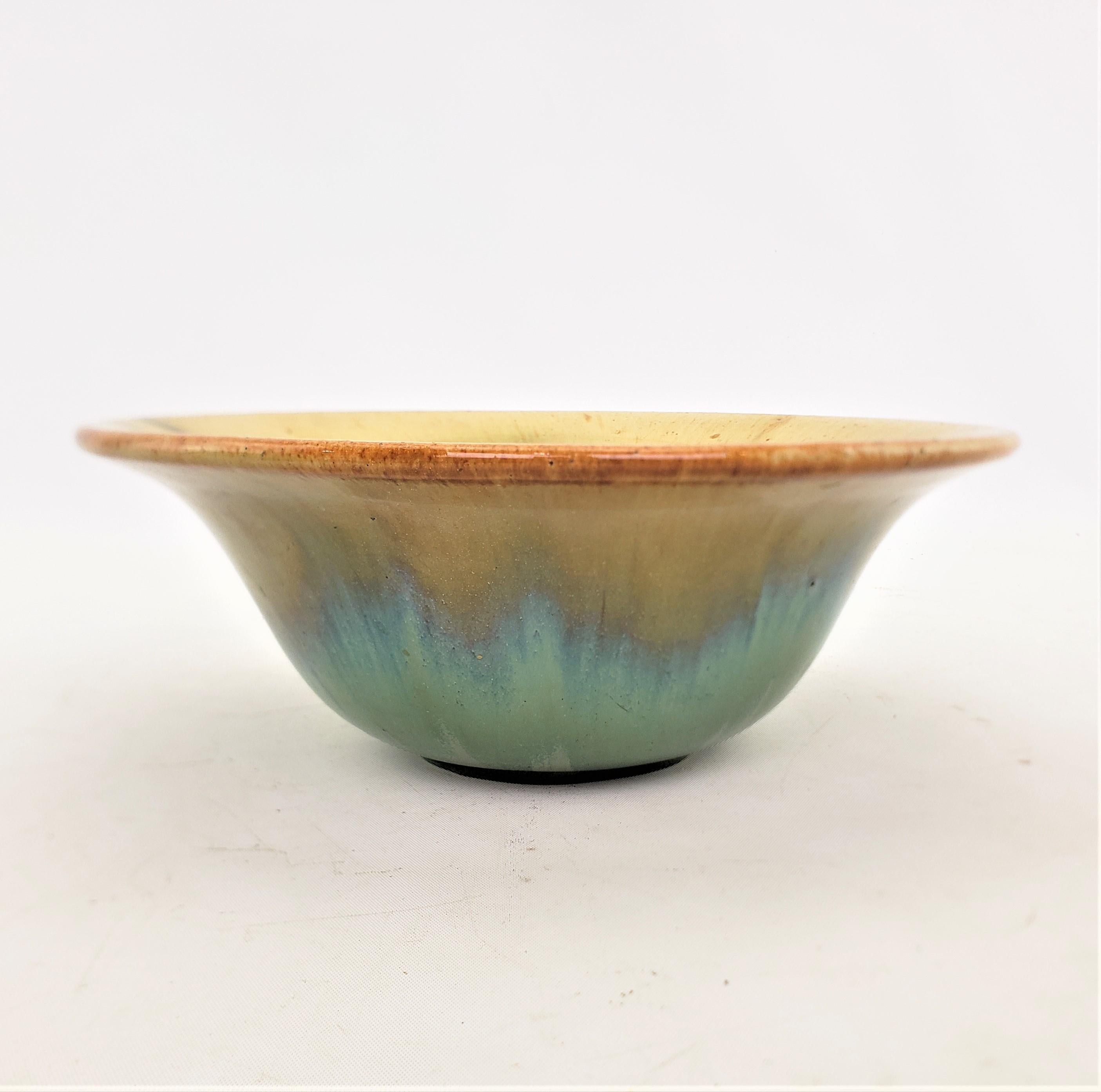 Vernissé Bol ancien en poterie d'art Fulper avec glaçure bleue, verte et turquoise en vente