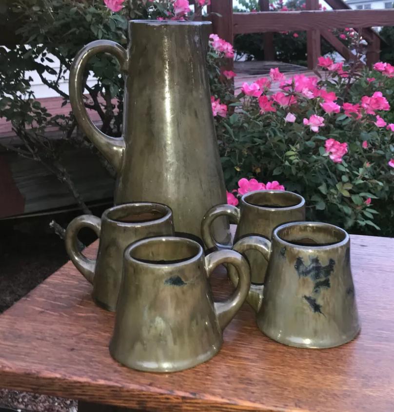Juego Antiguo Fulper Art Pottery - Época Stickley - W5609

Estupendo juego de 5 piezas de Fulper Pottery. Fabricadas a principios del siglo XX. 4 tazas más decoración de Niza. ¡Estado impecable!  Sin daños. ¡El conjunto está marcado con la marca