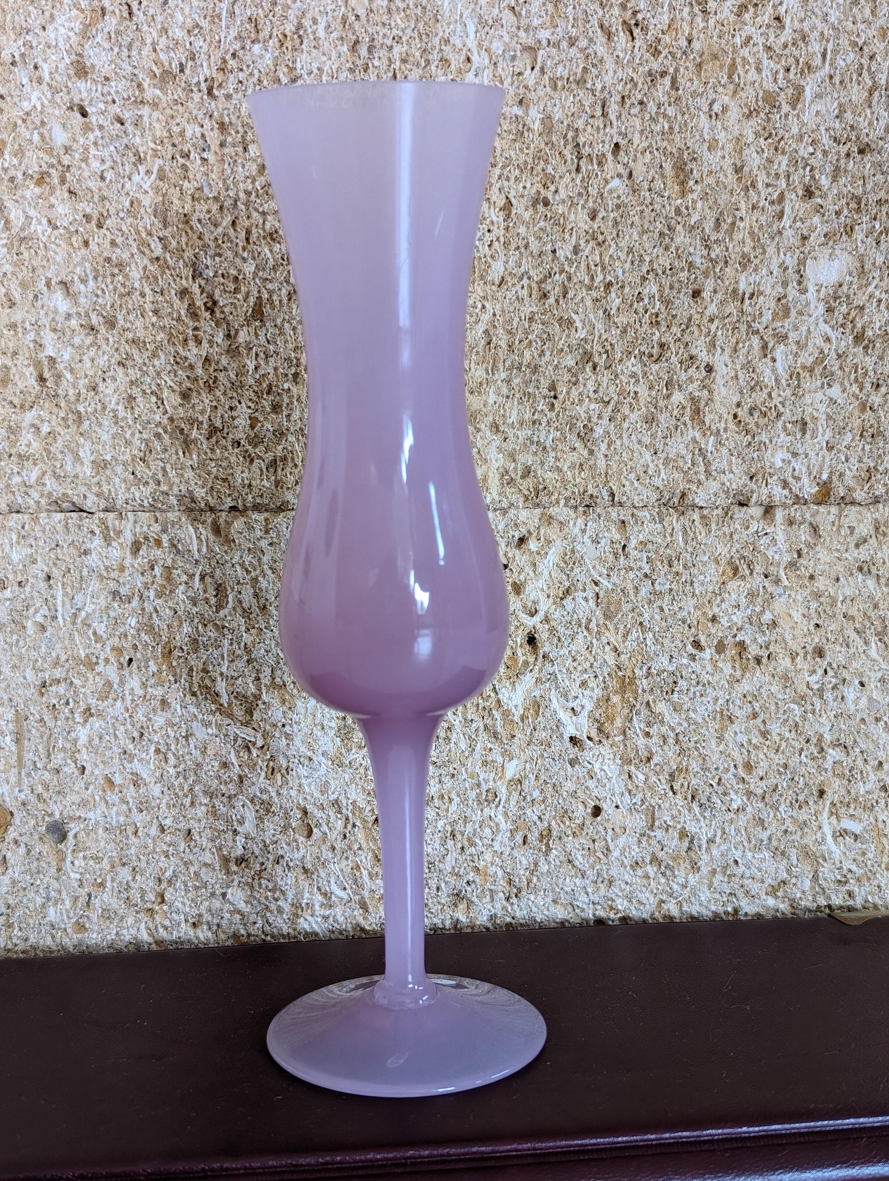 Vetro opalino Vaso opalino antico viola fushia della metà del XX secolo in vendita
