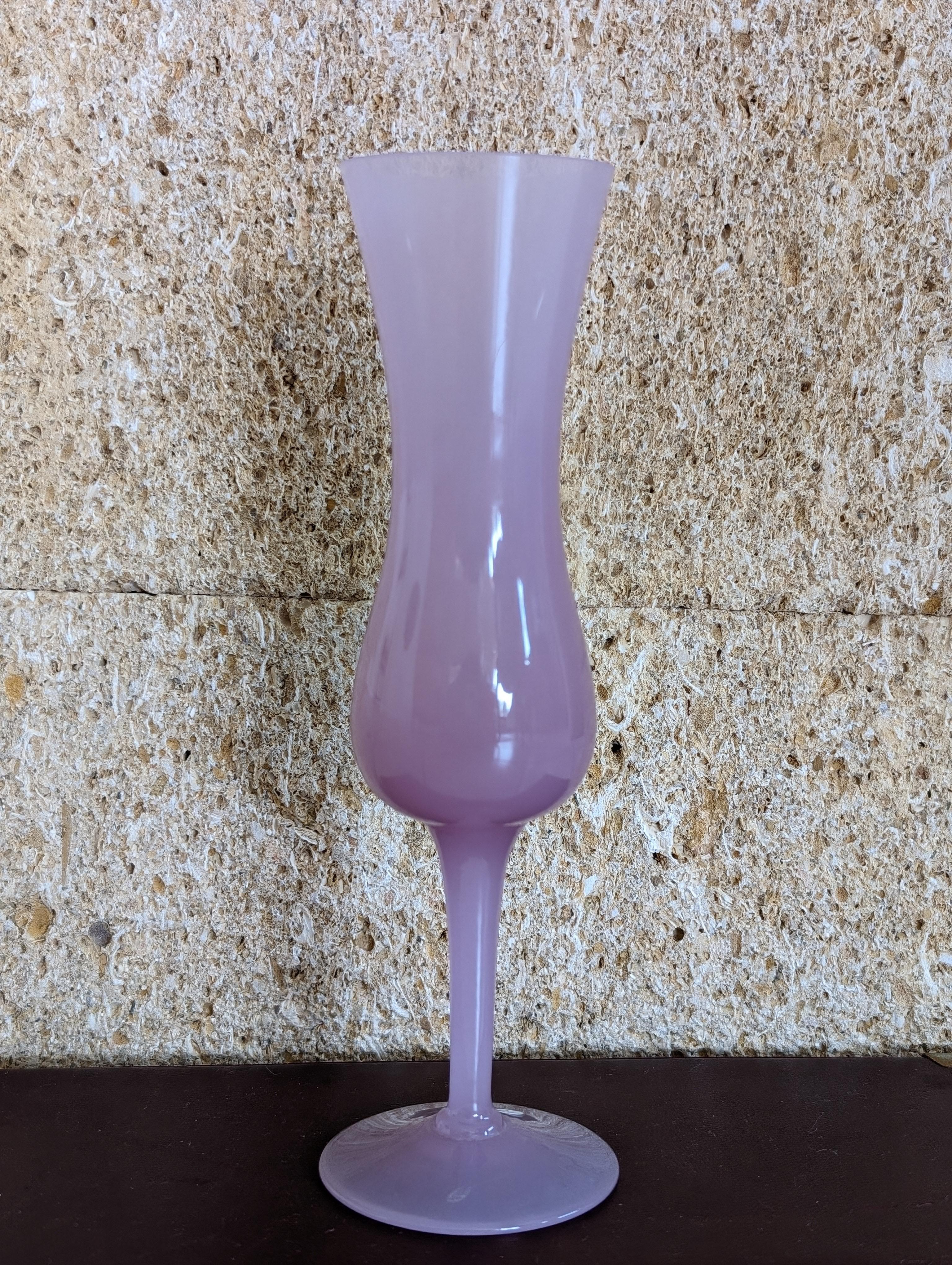 Vaso opalino antico viola fushia della metà del XX secolo in vendita 1