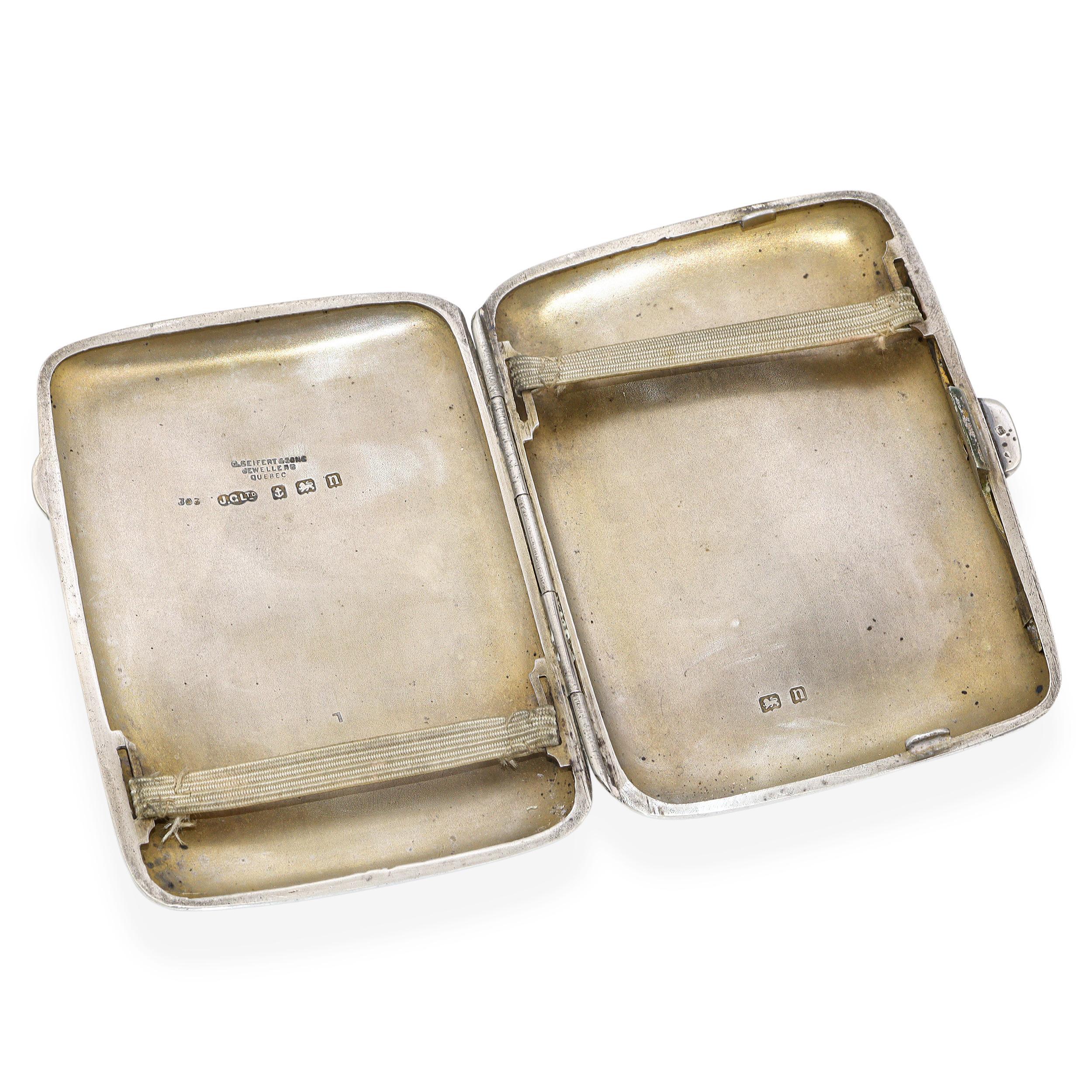 Étui à cigarettes ancien en argent sterling de G. Seifert & Sons, fabriqué au Québec, Canada. Cette mallette du début du XXe siècle présente une forme rectangulaire minimaliste et élégante, avec un profil légèrement incurvé et des sangles élastiques
