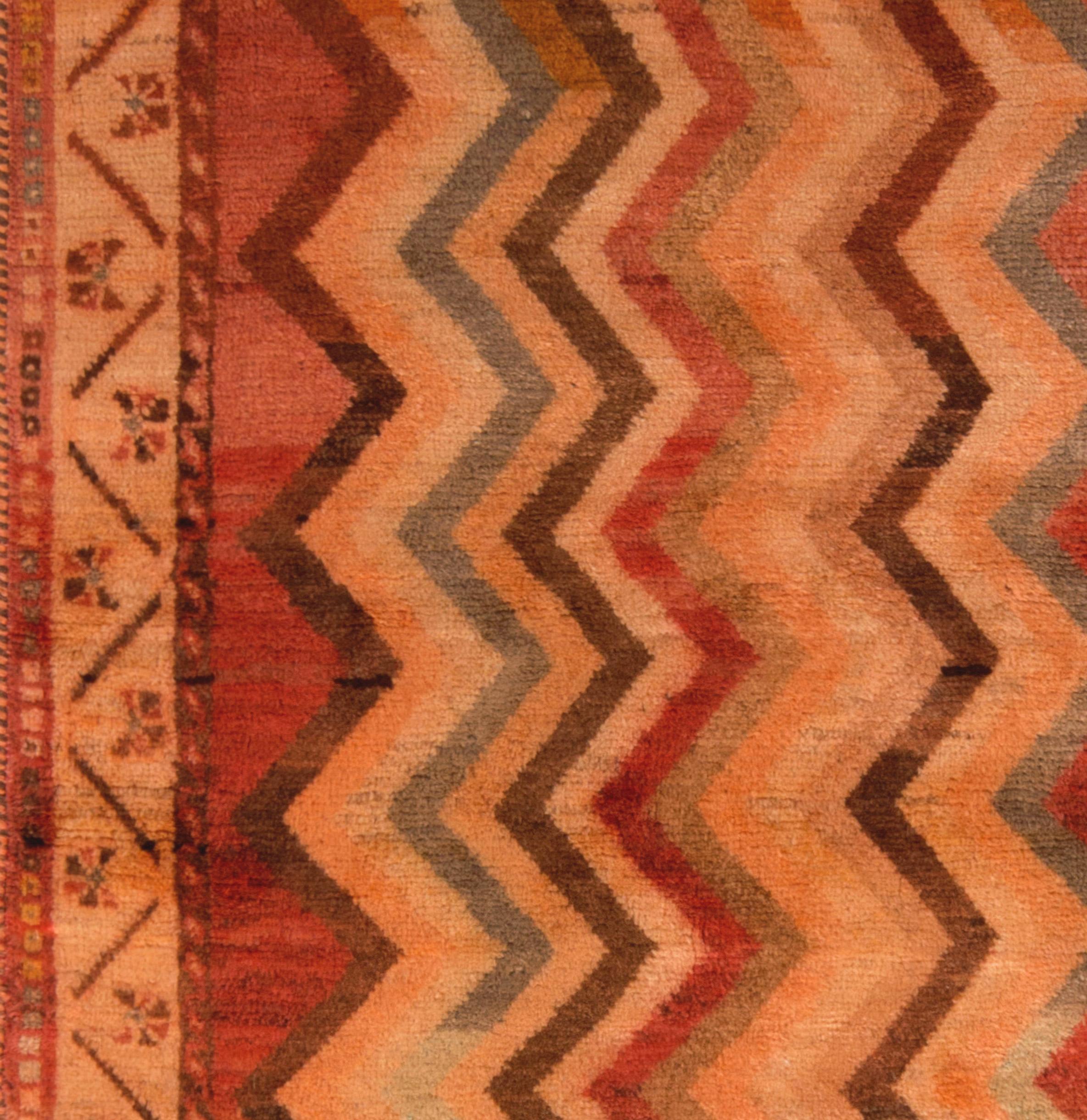 Afghano Tappeto persiano antico Gabbeh geometrico in lana beige-marrone e rosso di Rug & Kilim in vendita