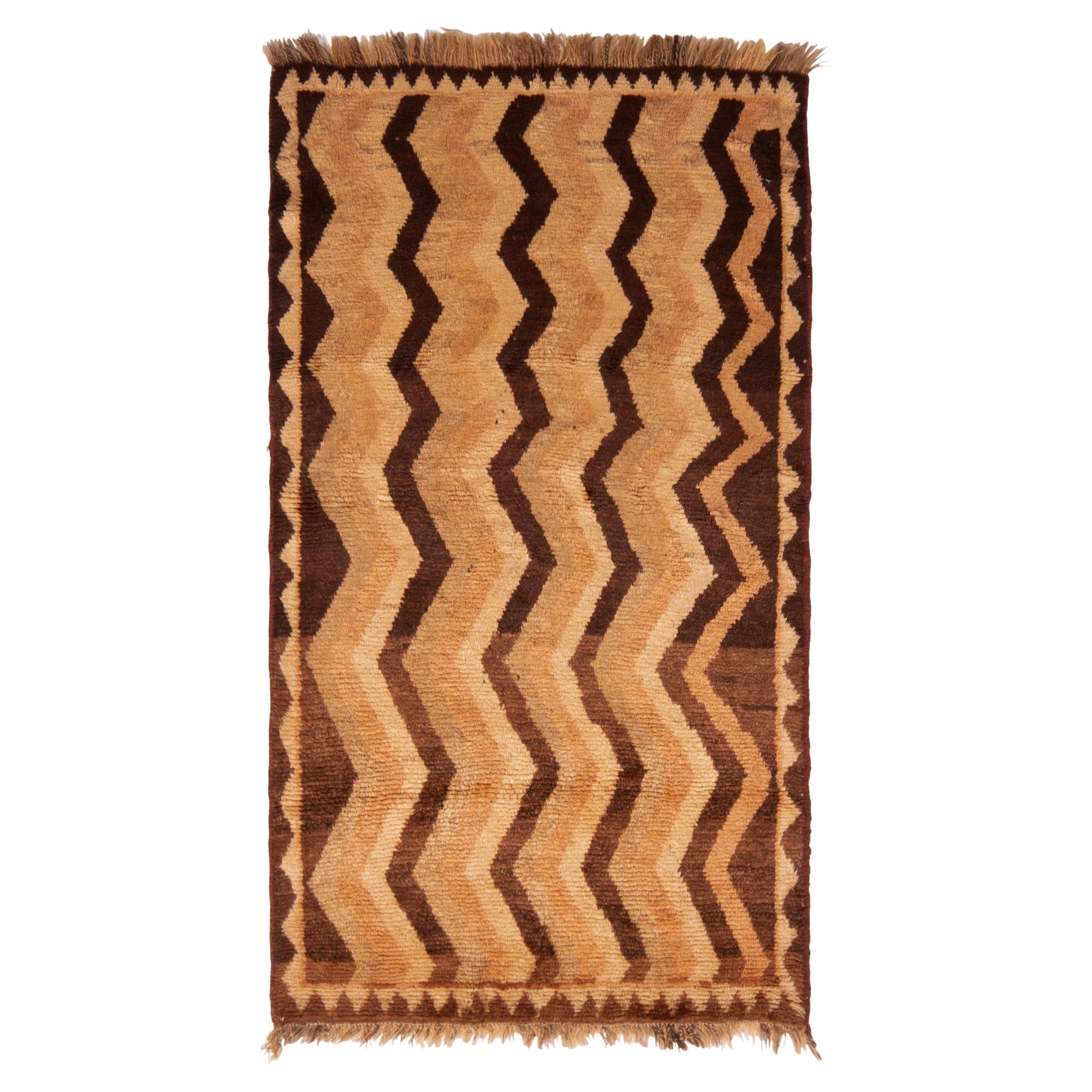 Tapis persan antique Gabbeh géométrique en laine beige et marron par Rug & Kilim
