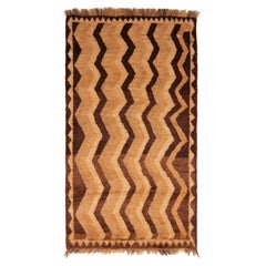 Tapis persan antique Gabbeh géométrique en laine beige et marron par Rug & Kilim