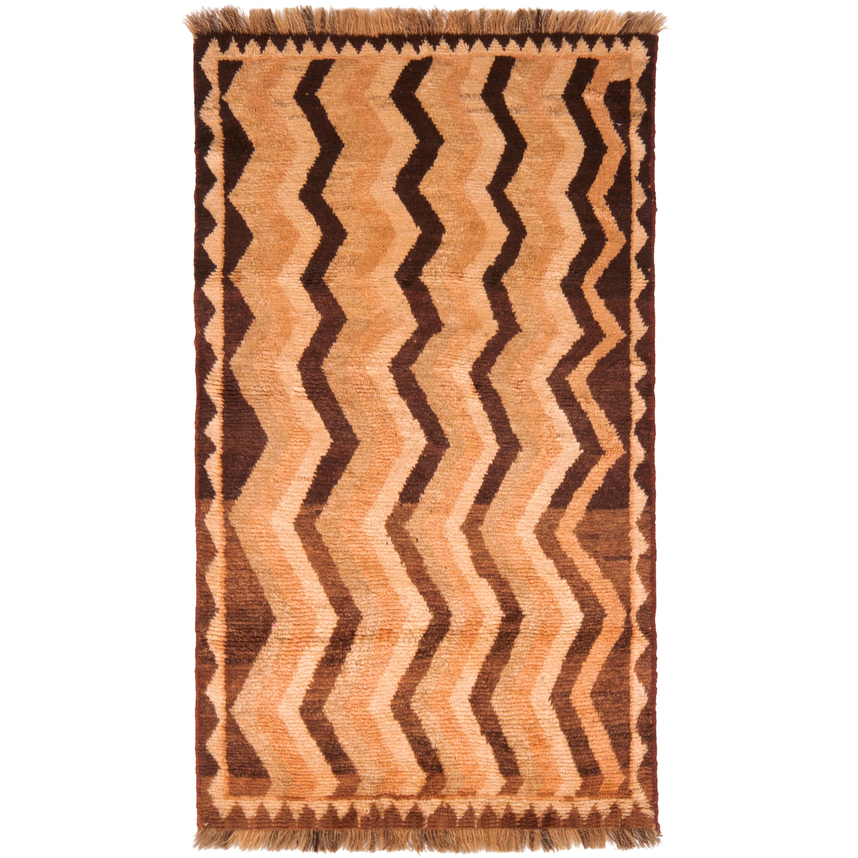 Antiker antiker Gabbeh Geometrischer beiger und brauner persischer Wollteppich von Teppich & Kelim