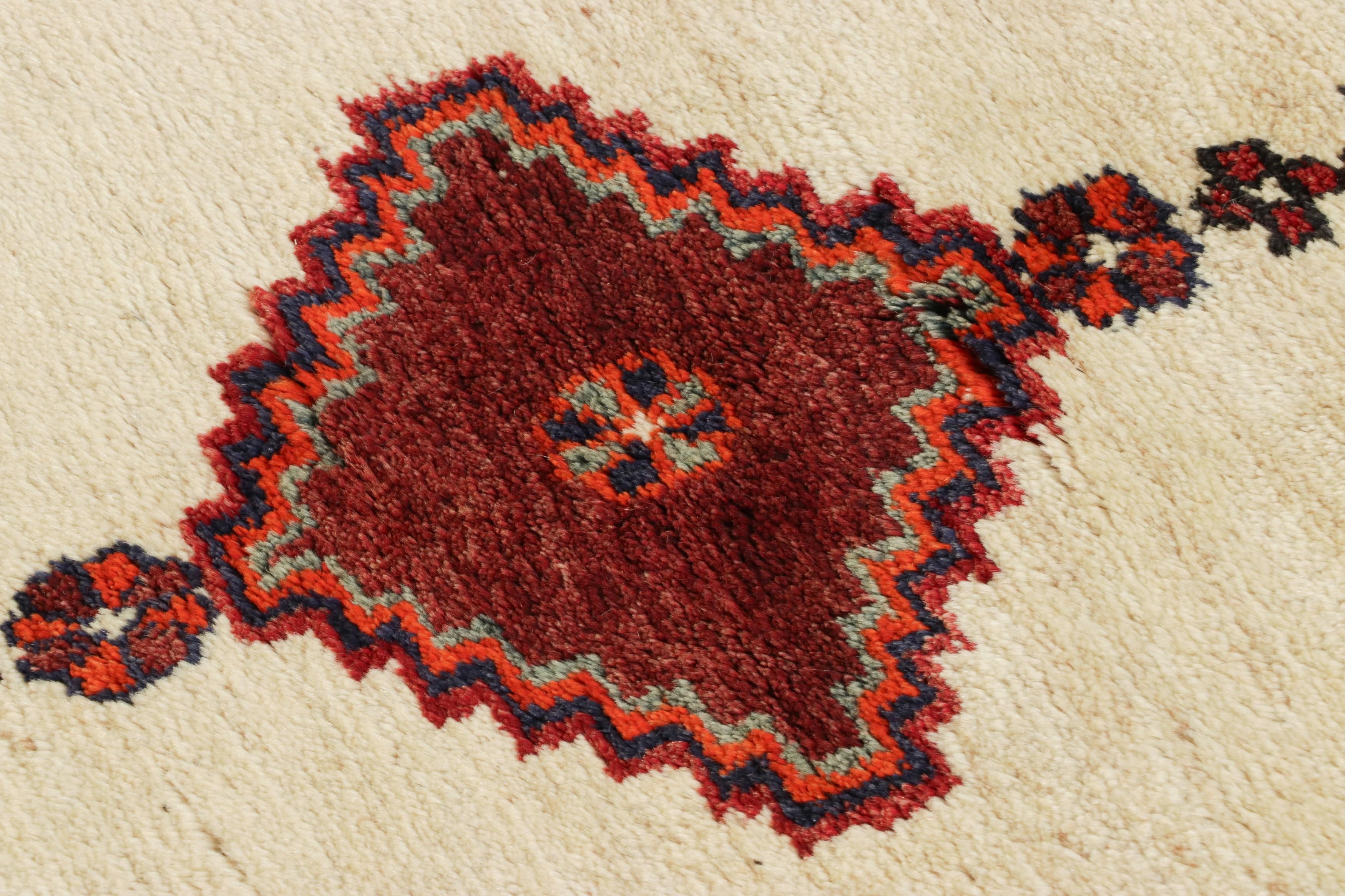 Dieser antike persische Gabbeh-Teppich (4x7) ist der jüngste Neuzugang in der Kollektion von Rug & Kilim mit ikonischen Stammesmotiven. Handgeknüpft aus Wolle, ca. 1910-1920.

Über das Design: 

Verwurzelt in der altehrwürdigen Ästhetik der