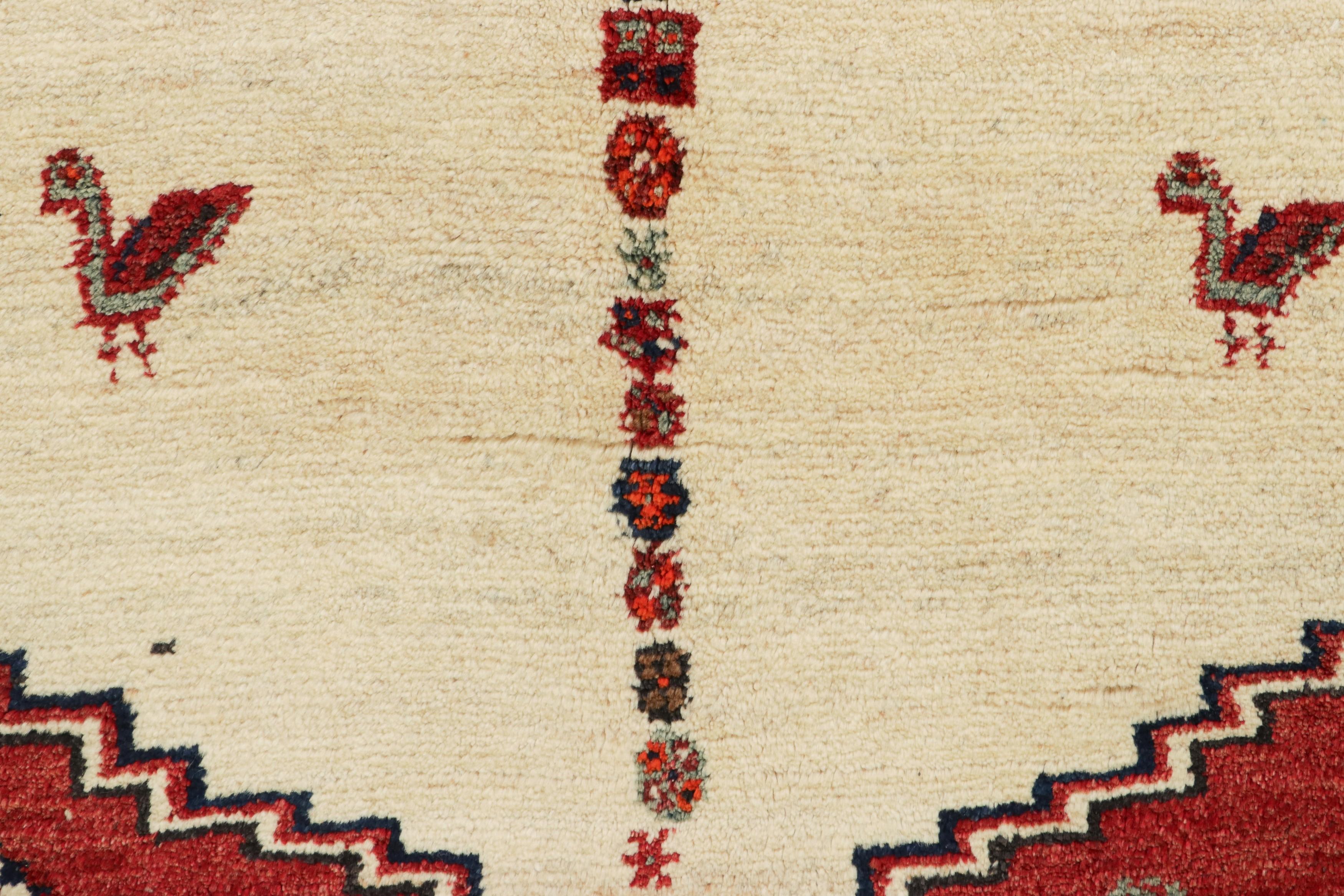 Antiker Gabbeh Persischer Stammesteppich, Beige mit geometrischem Medaillon - Rug & Kilim (Türkisch) im Angebot