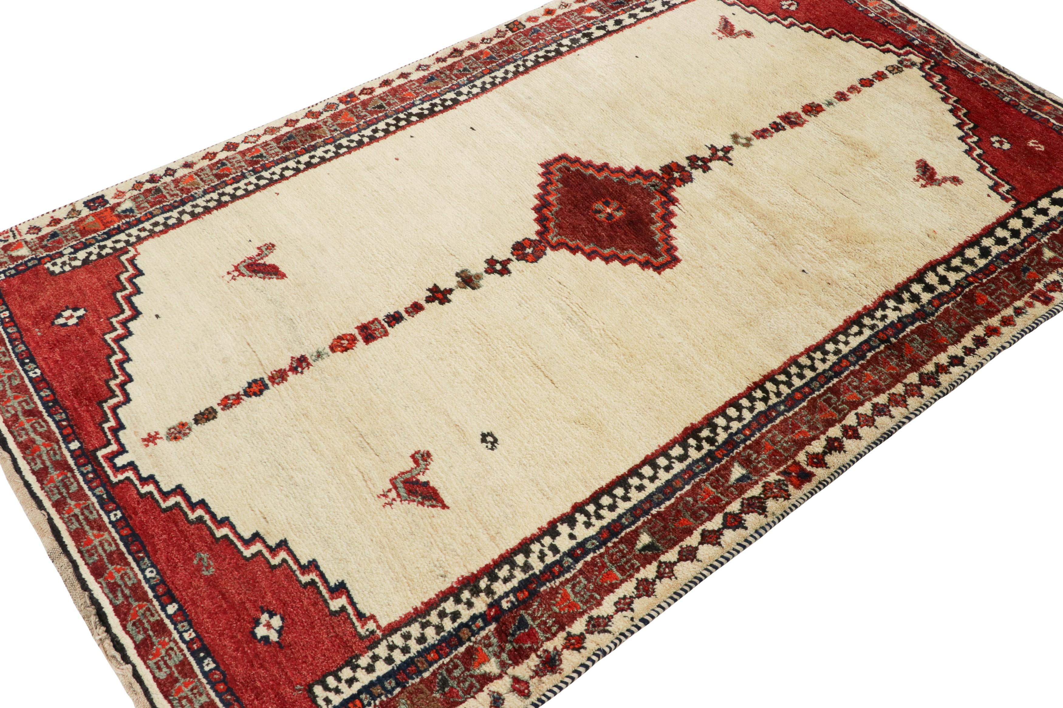 Antiker Gabbeh Persischer Stammesteppich, Beige mit geometrischem Medaillon - Rug & Kilim (Handgeknüpft) im Angebot