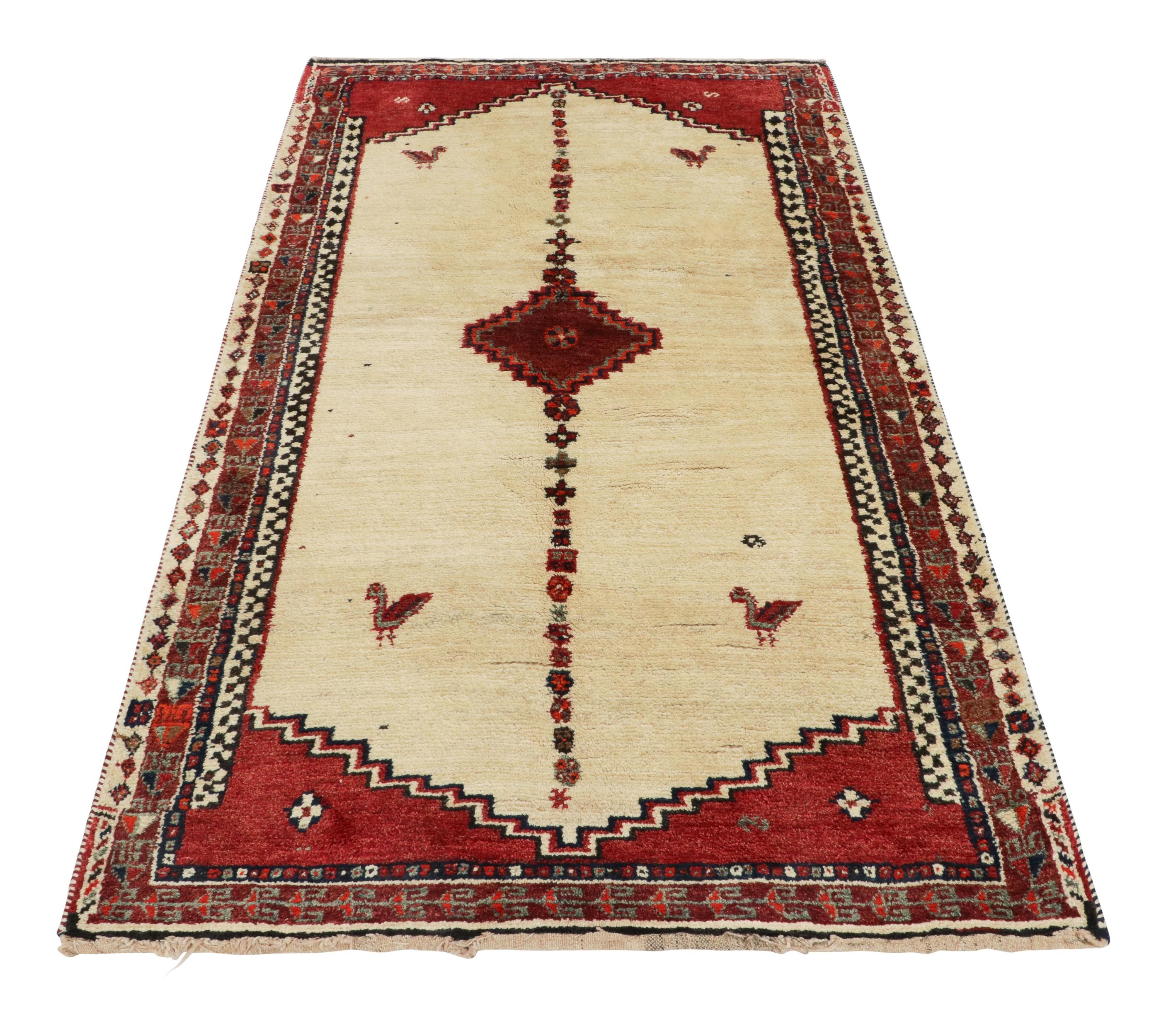 Antiker Gabbeh Persischer Stammesteppich, Beige mit geometrischem Medaillon - Rug & Kilim im Zustand „Gut“ im Angebot in Long Island City, NY
