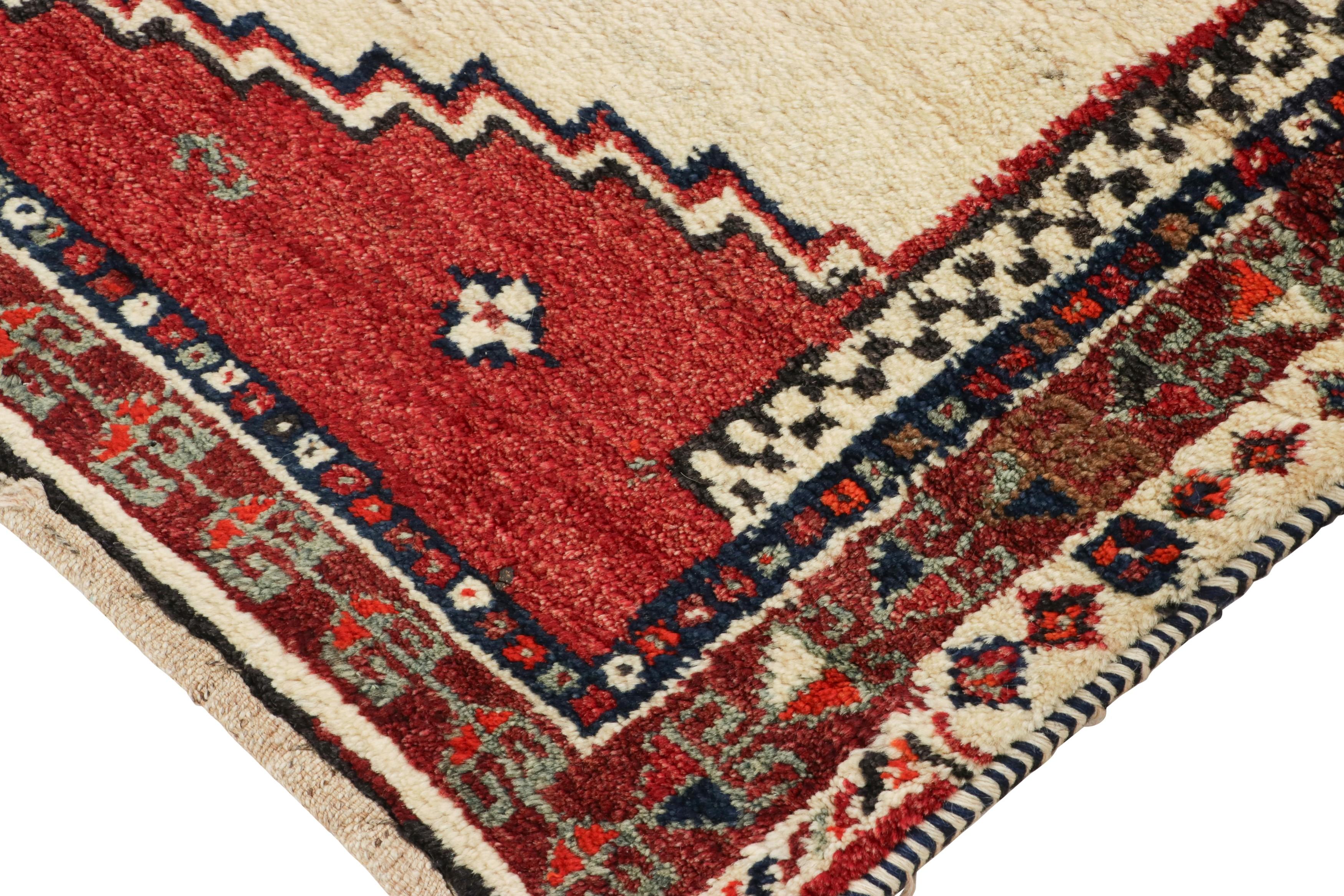 Antiker Gabbeh Persischer Stammesteppich, Beige mit geometrischem Medaillon - Rug & Kilim (Frühes 20. Jahrhundert) im Angebot
