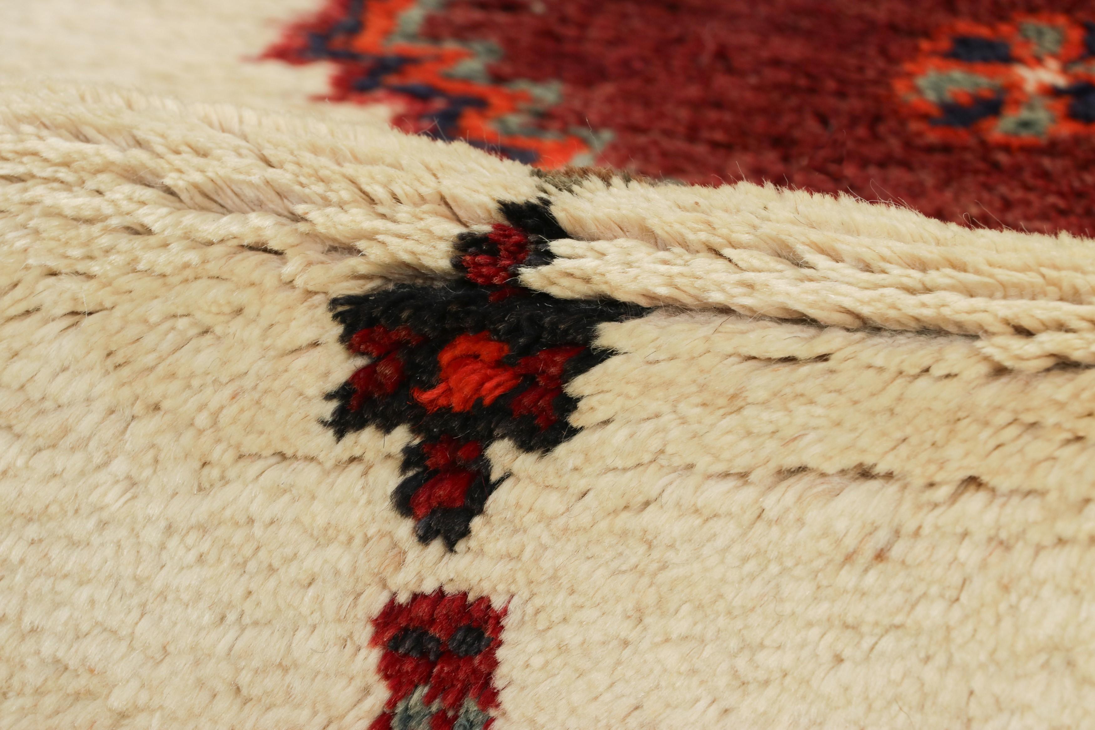 Antiker Gabbeh Persischer Stammesteppich, Beige mit geometrischem Medaillon - Rug & Kilim im Angebot 1