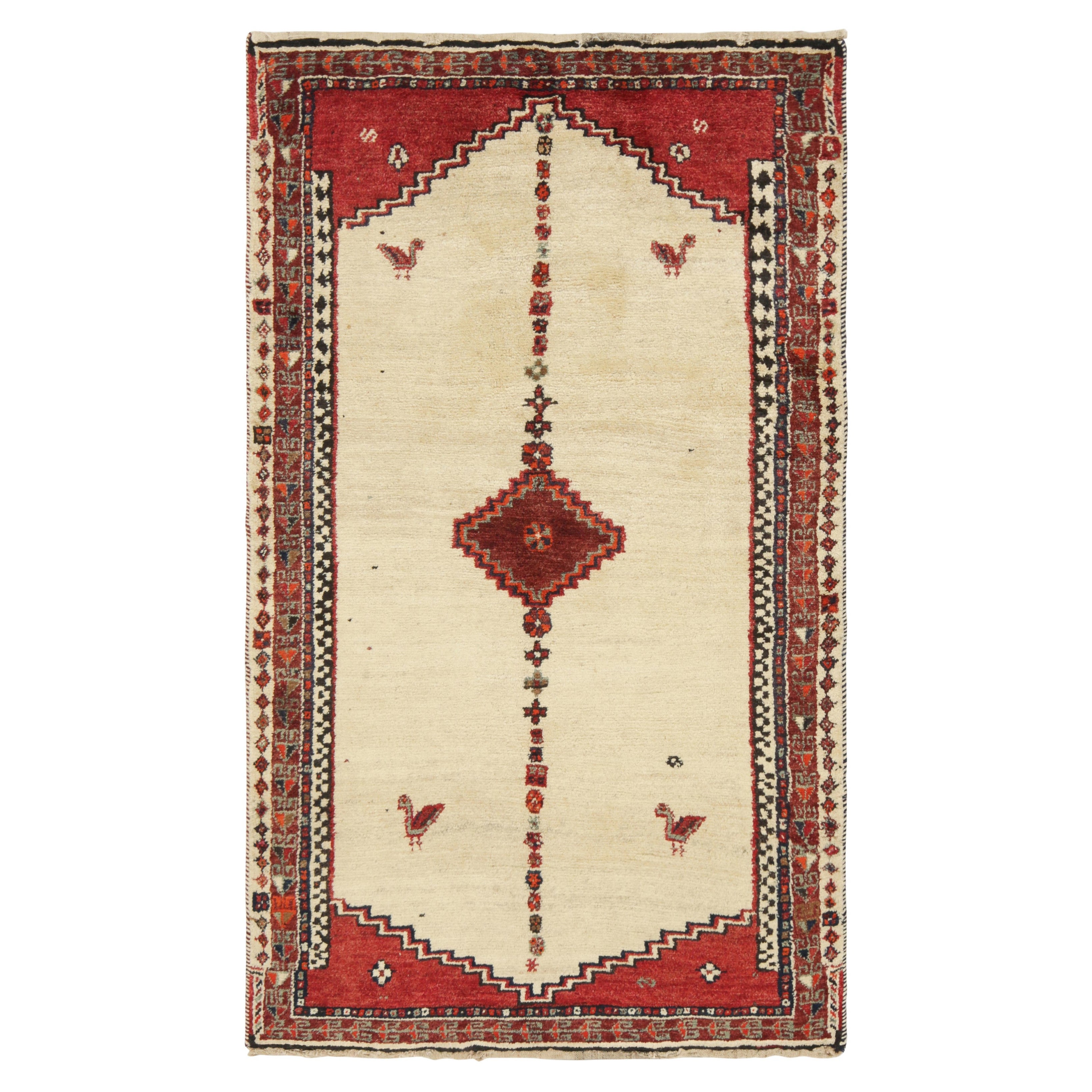 Antiker Gabbeh Persischer Stammesteppich, Beige mit geometrischem Medaillon - Rug & Kilim im Angebot