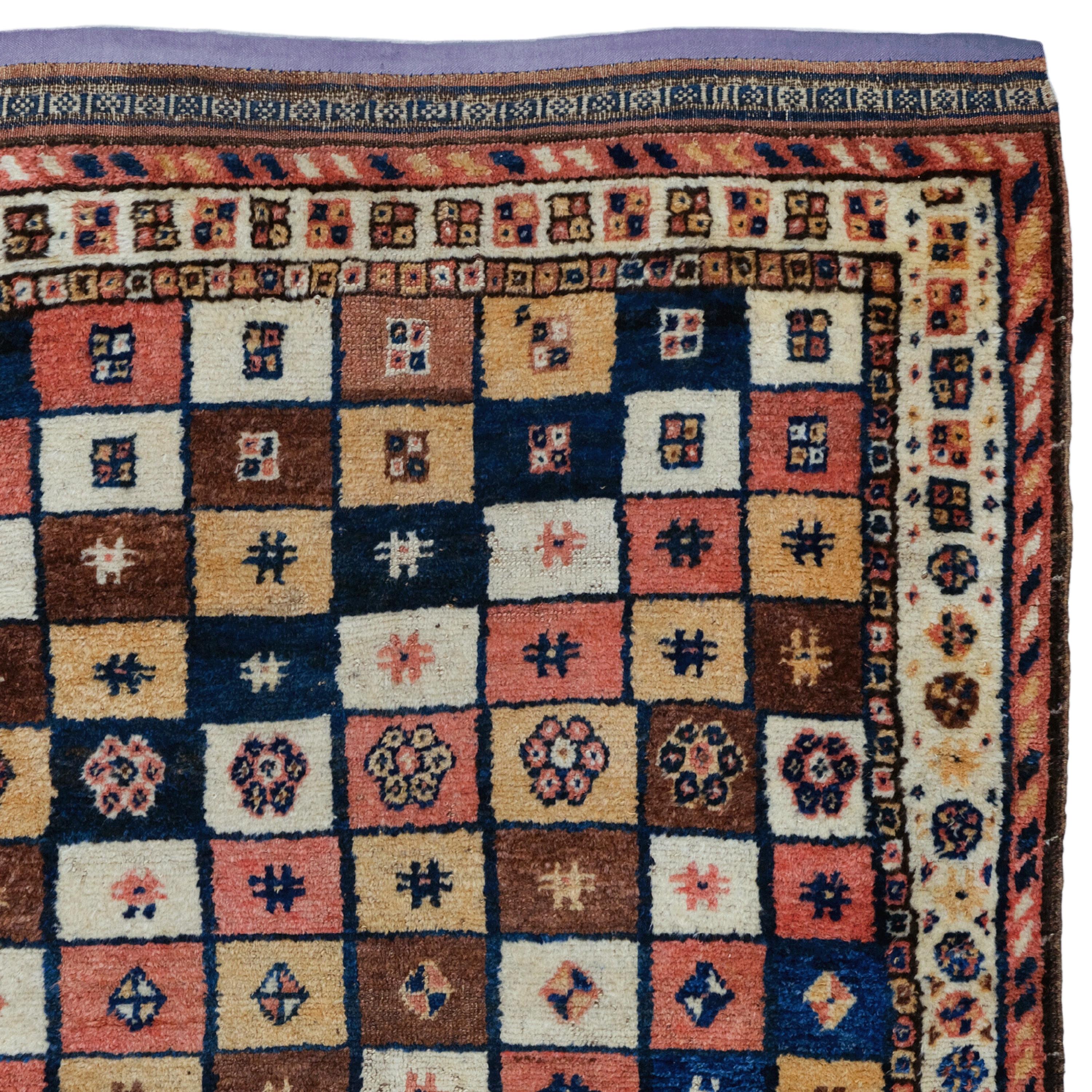 Antique Gabbeh Rug - 19th Century Gabbeh Rug, Handwoven Rug, Antique Rug In Good Condition For Sale In Sultanahmet, 34