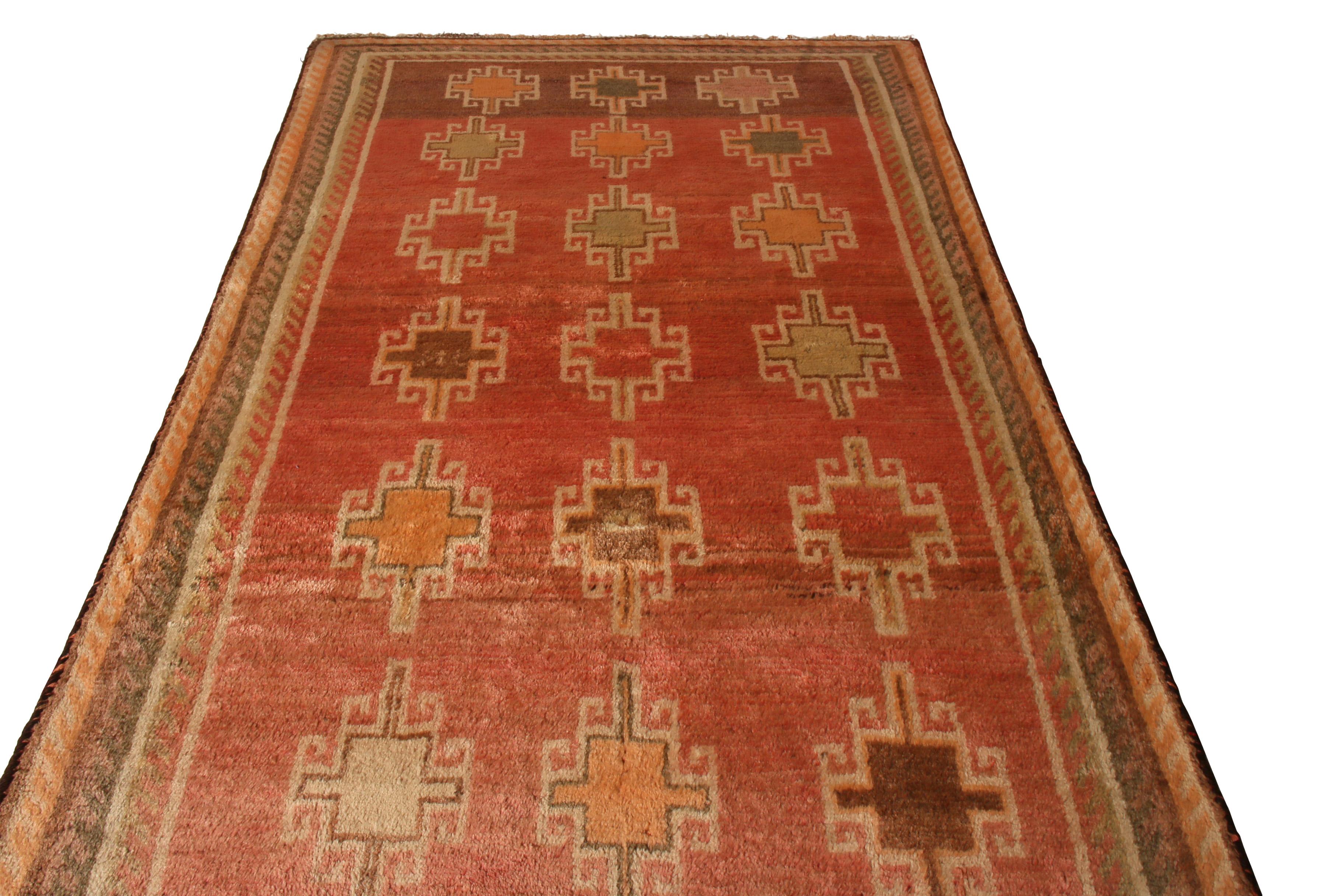 Noué à la main en laine et originaire de Perse, vers 1910-1920, ce tapis persan ancien présente une couleur rouge corail-orange unique, rarement vue dans cette gamme, qui vient compléter une hauteur de poil particulièrement lustrée et luxuriante. Il
