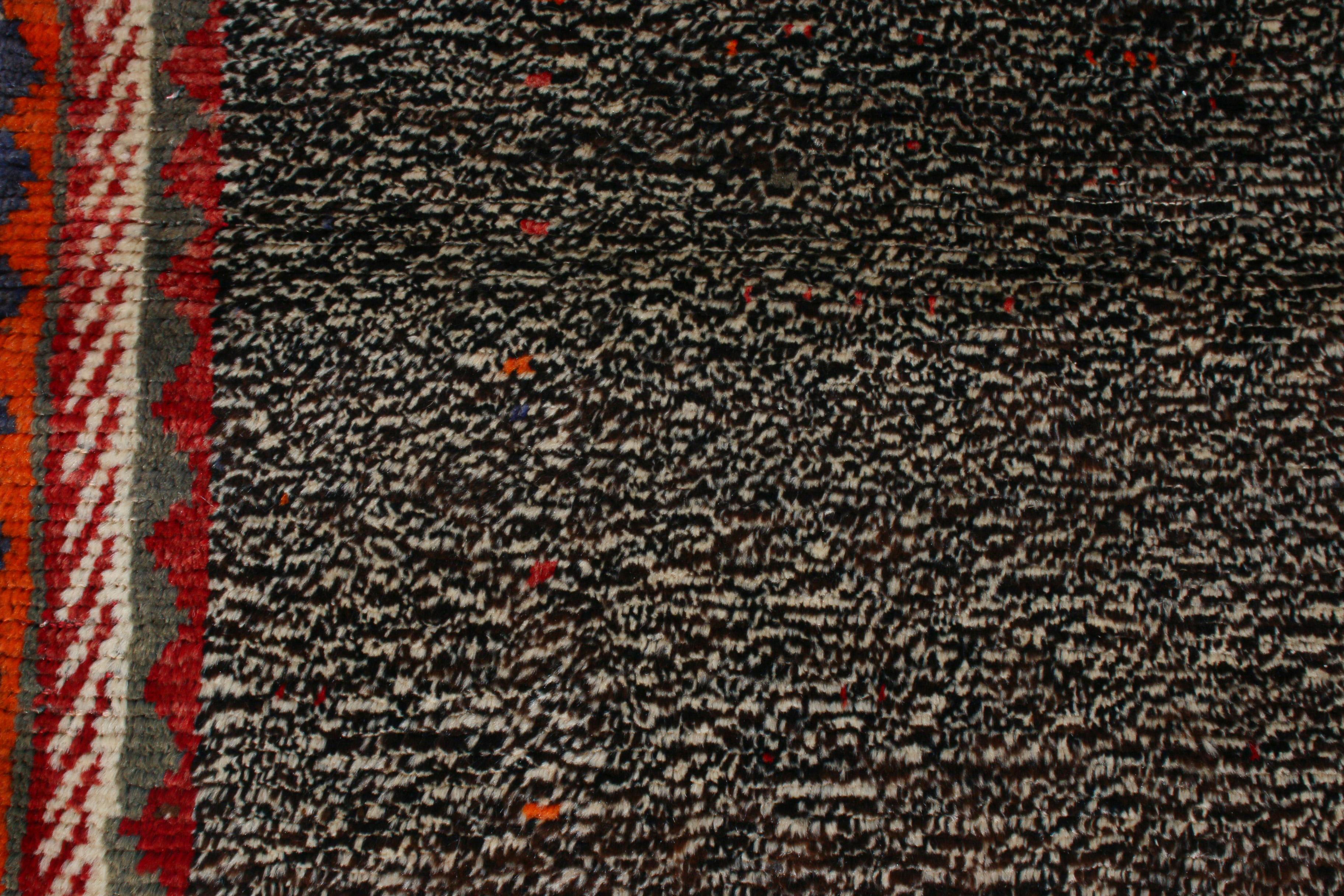 Persiano Tappeto persiano antico Gabbeh Transitional in lana grigia e rossa di Rug & Kilim in vendita