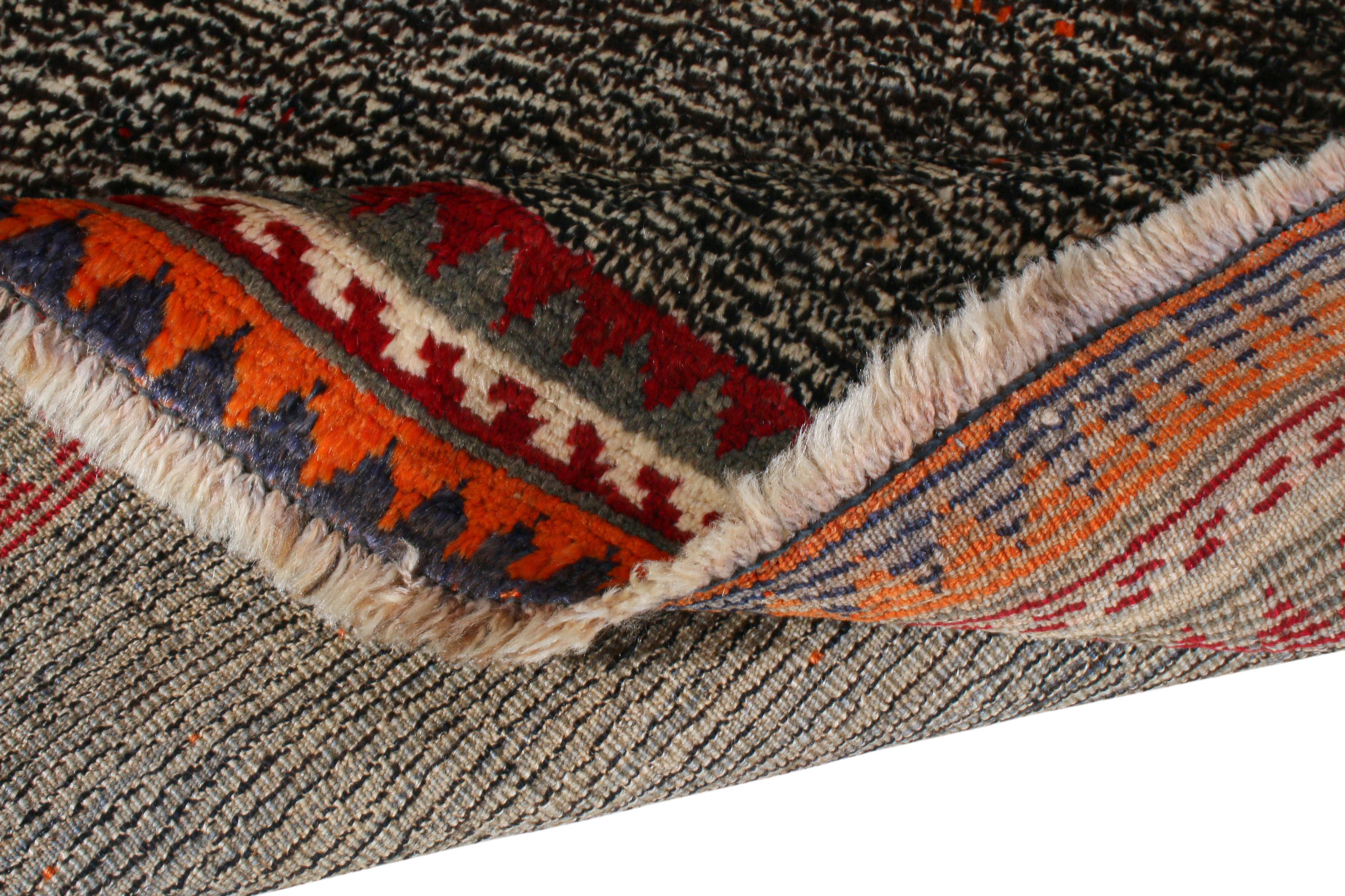 Annodato a mano Tappeto persiano antico Gabbeh Transitional in lana grigia e rossa di Rug & Kilim in vendita