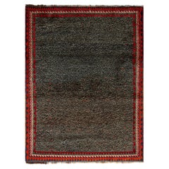 Tapis persan Gabbeh ancien transitionnel en laine grise et rouge par Rug & Kilim