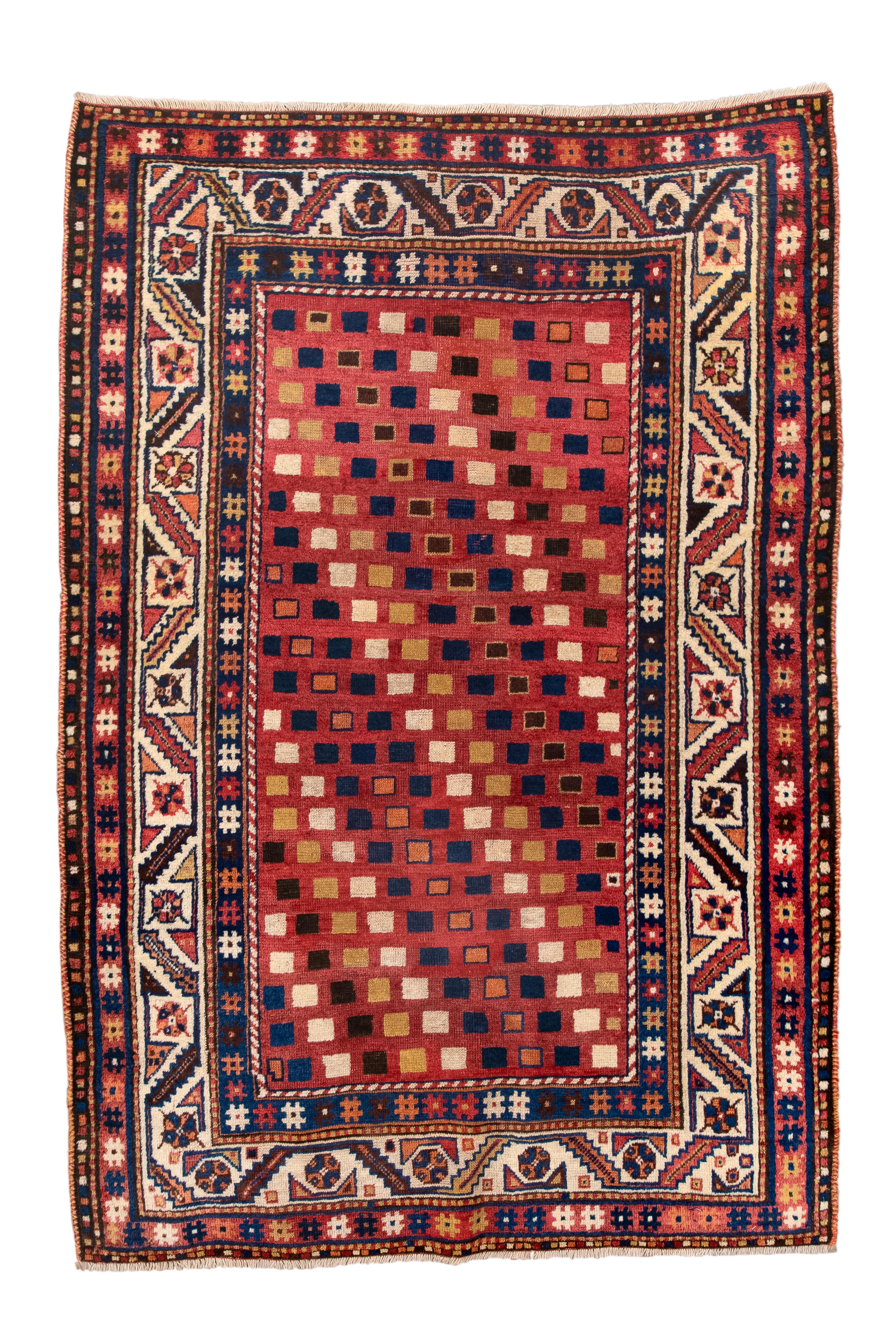 Realizzato a mano intorno al 1930, questo tappeto vintage di Lori Gabbeh presenta un bellissimo disegno geometrico con un medaglione al centro. Le sue origini native sono evidenziate dai colori rosso Navajo e bianco nuvola, che aggiungono un senso