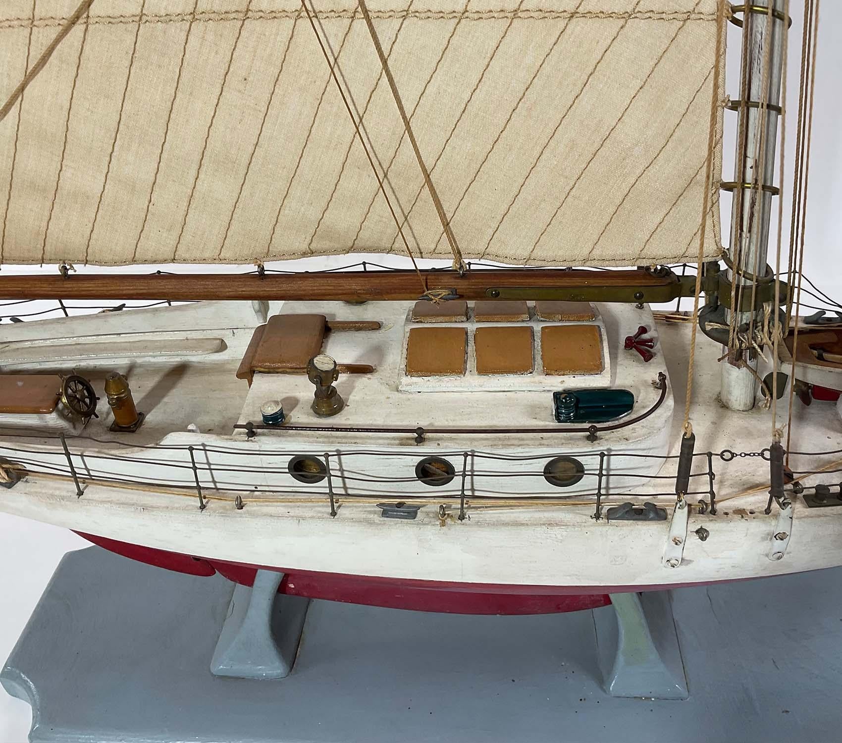 Antique Gaff Rigged Sloop Boat Model In Excellent Condition In Norwell, MA
