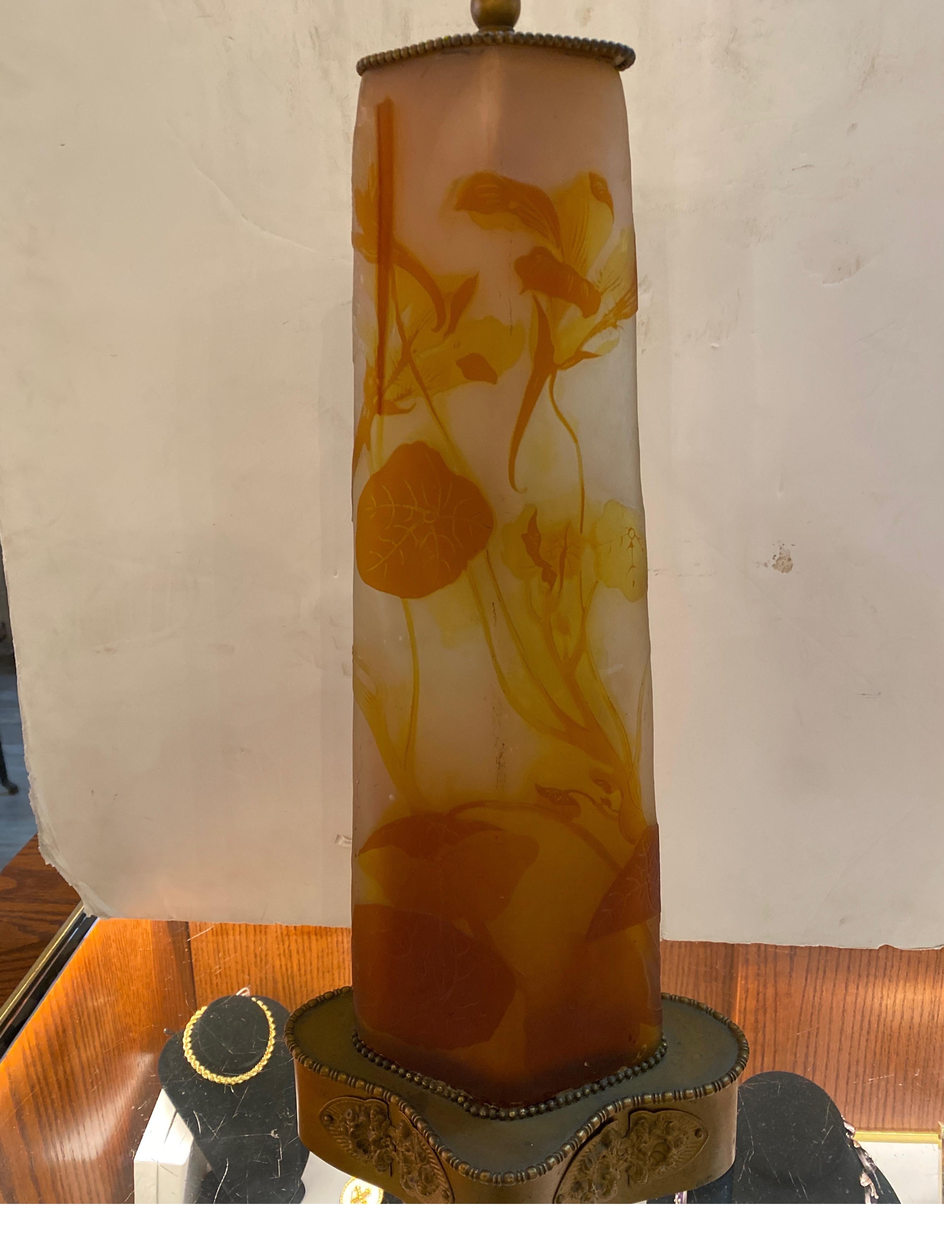 Élégant vase en verre de Galle français, fait à la main et transformé en lampe. Le vase en verre signé dans des tons de jaune, orange et blanc. Les montures dorées vieillies sont d'origine, lampées dans les années 1920. La lampe mesure 35 pouces de
