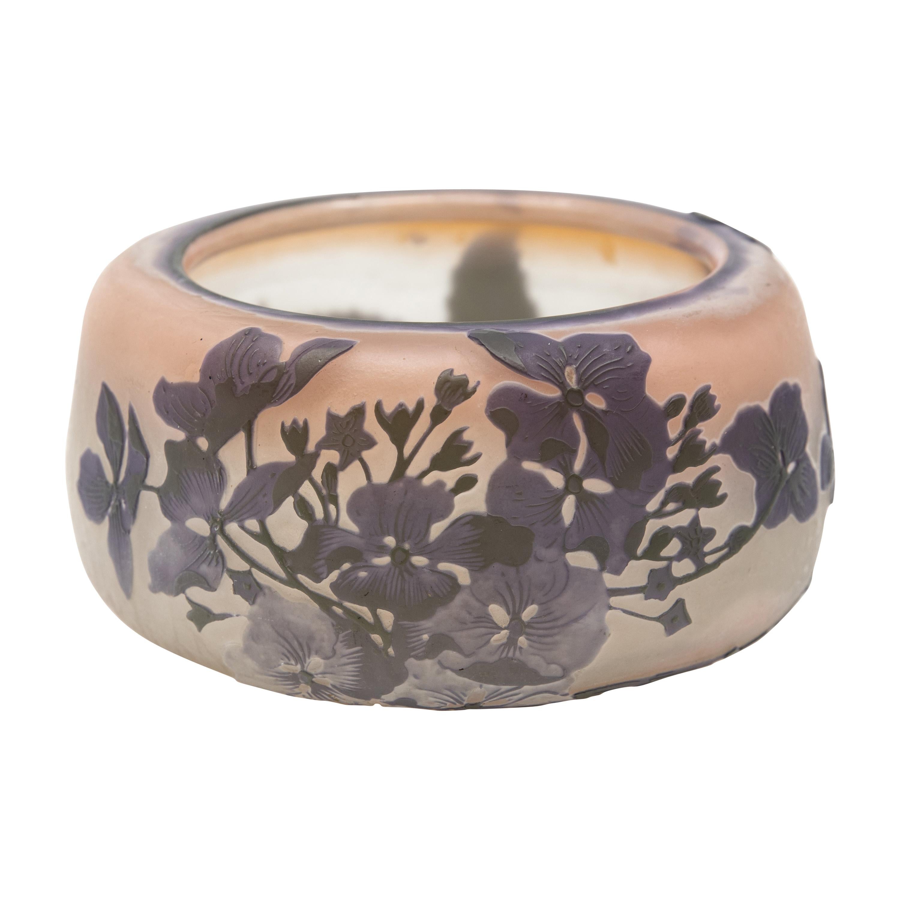 Ancien bol en verre camée signé Gallé, circa 1900