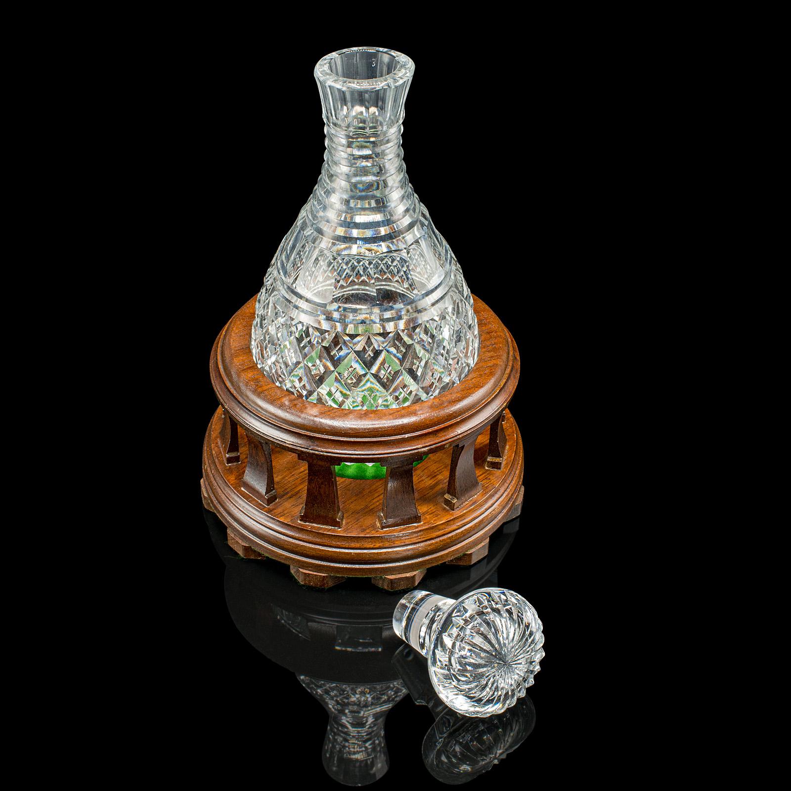 Se trata de un atractivo decantador de barcos antiguo con galerías. Recipiente inglés para bebidas espirituosas, de haya y cristal tallado, de la época eduardiana, hacia 1910. Fabricada originalmente para uso marítimo, esta pieza distintiva ofrece