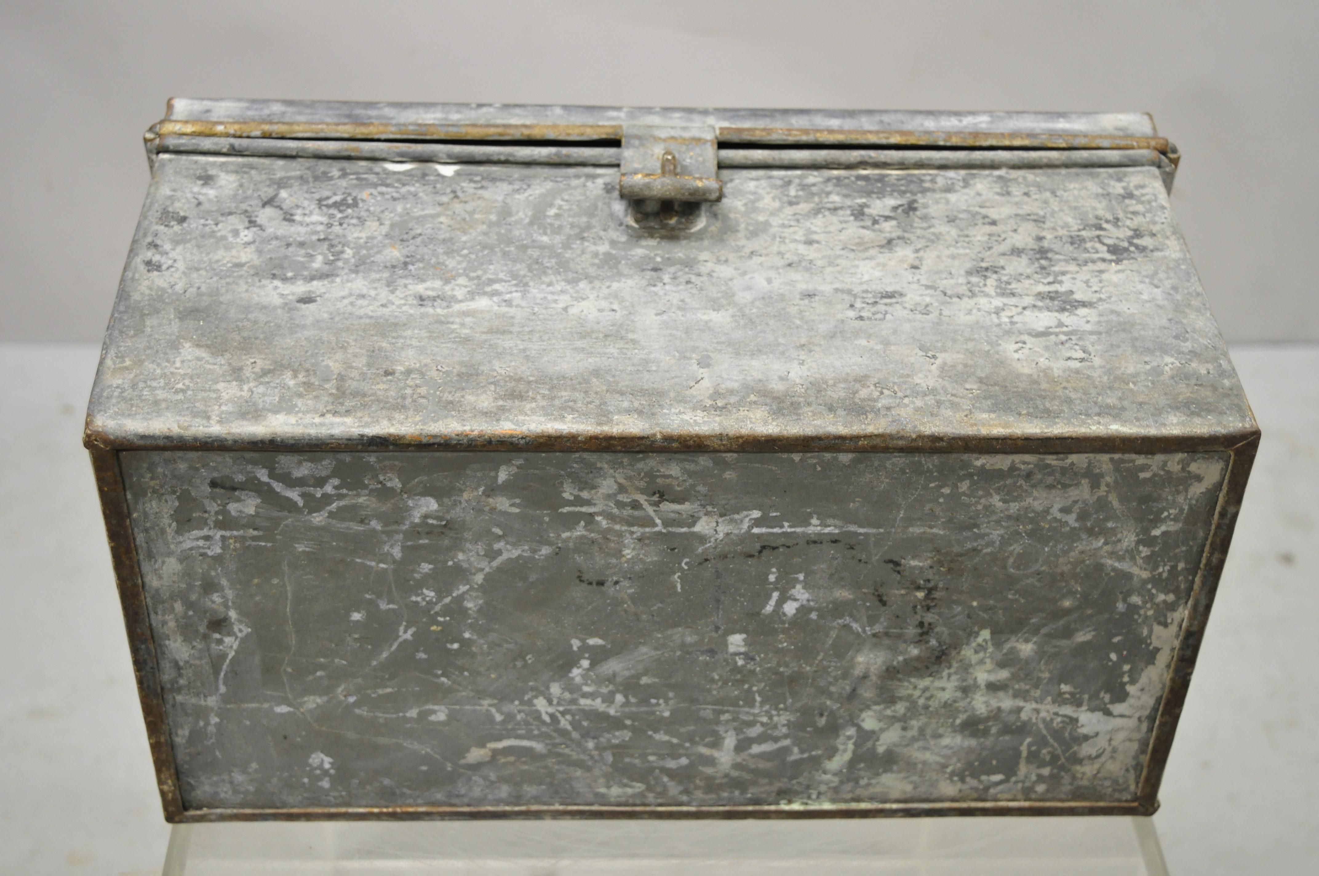 Antique Galvanized Steel Metal Rustic Tool Box with Handle In Good Condition In Philadelphia, PA