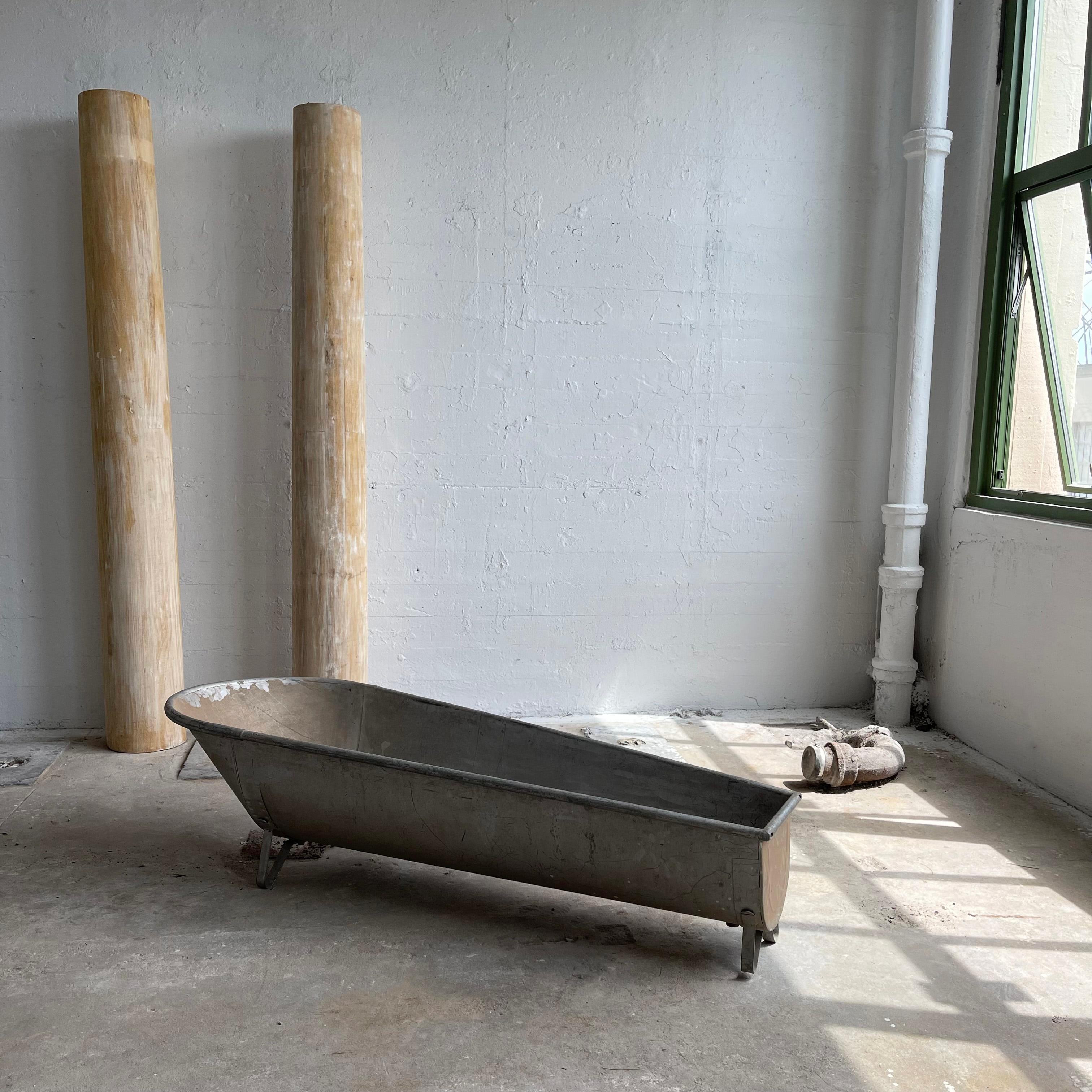 Antique Galvanized Tin Cowboy Wash Tub In Good Condition For Sale In Brooklyn, NY