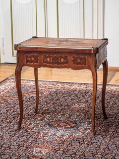 Tavolo da gioco antico decorato con mareketeria
