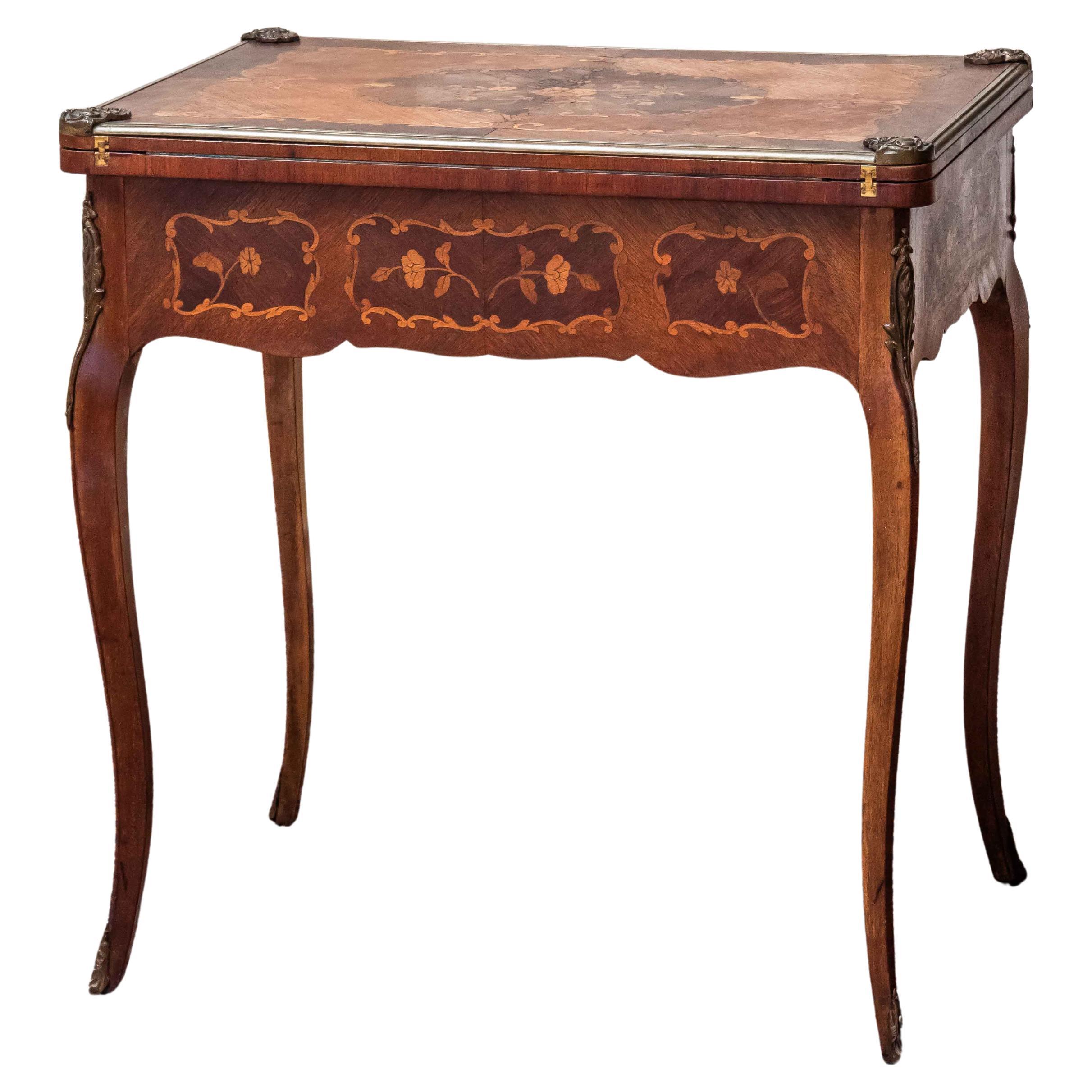 Table de jeu ancienne décorée de Mareketeria en vente