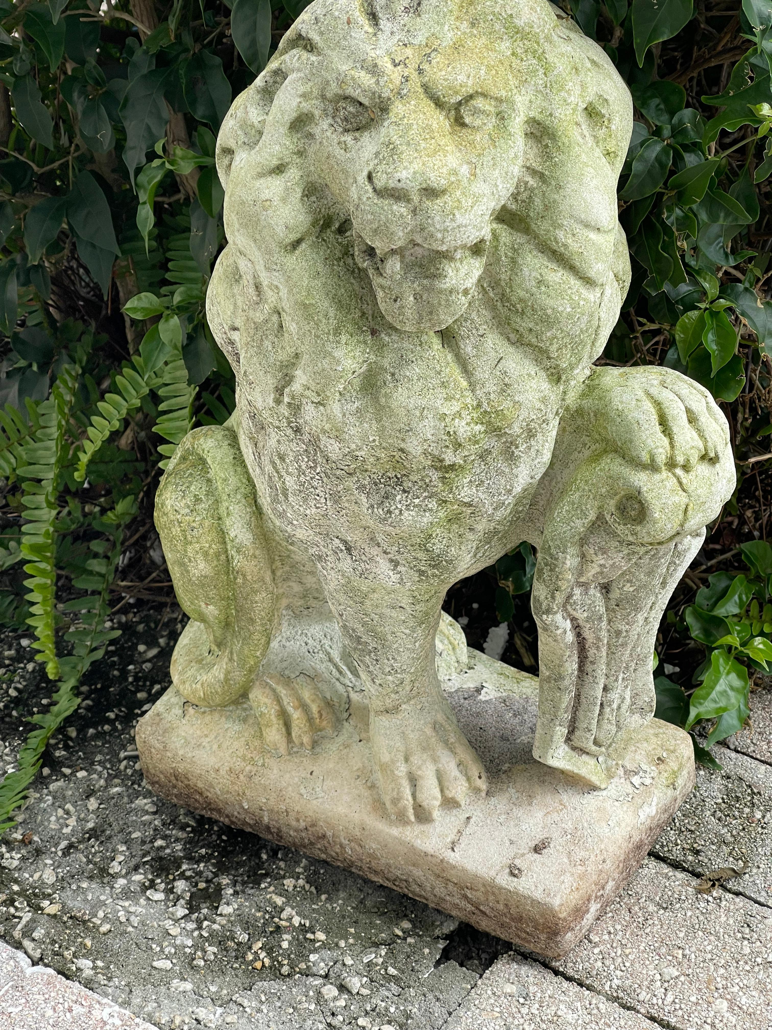 Antike Gartenskulptur eines Löwen. Beton mit ursprünglicher Patina.