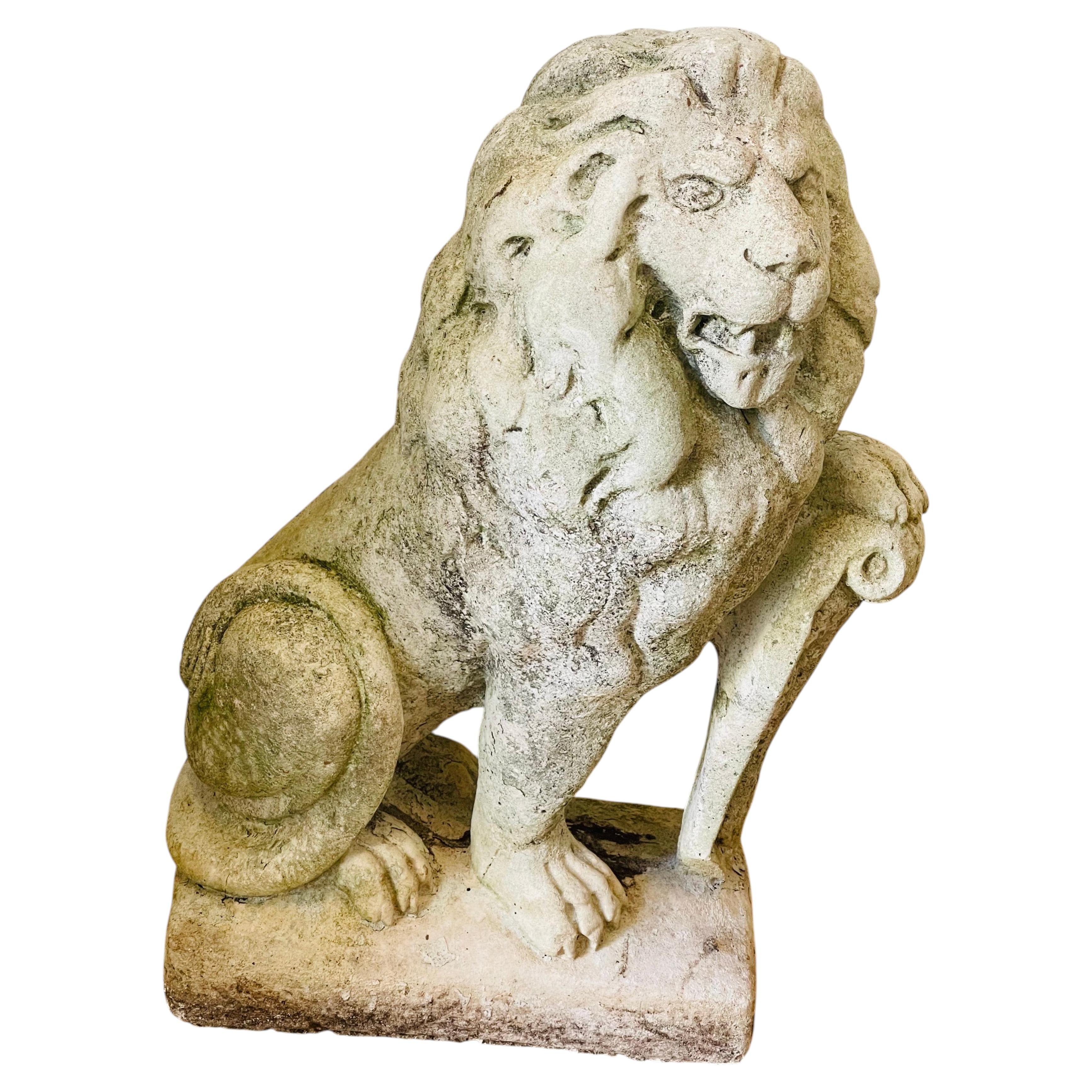 Sculpture ancienne de lion de jardin avec Schield