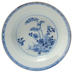 Antike chinesische Porzellanschale mit Gartenszene aus Qing-Blau und Weiß, 18. Jahrhundert