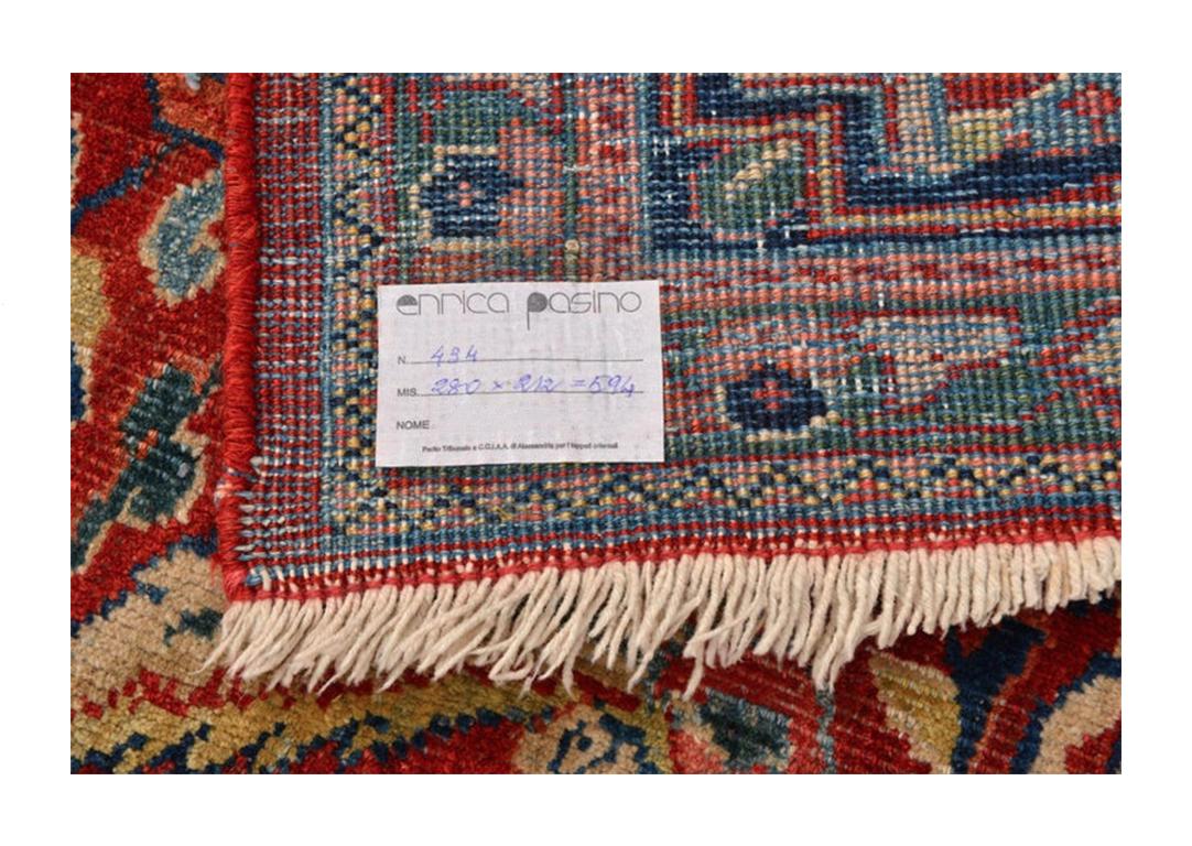 Antique Garebagh (or Karebagh) carpet with elegant wide-ranging floral design, but more modern taste: without the usual central medallion and the cantonal corners. Perfect for a sitting room.
Its price is interesting (for closing activities).