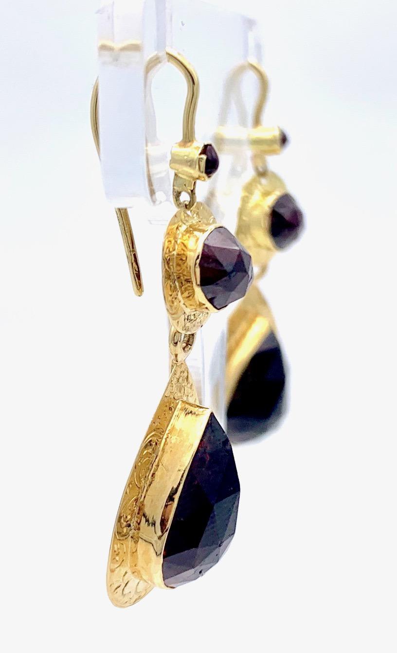 Antique Garnet 14 Karat Yellow Gold Earrings Dangle Earrings Facetted Garnets In Good Condition For Sale In Munich, Bavaria