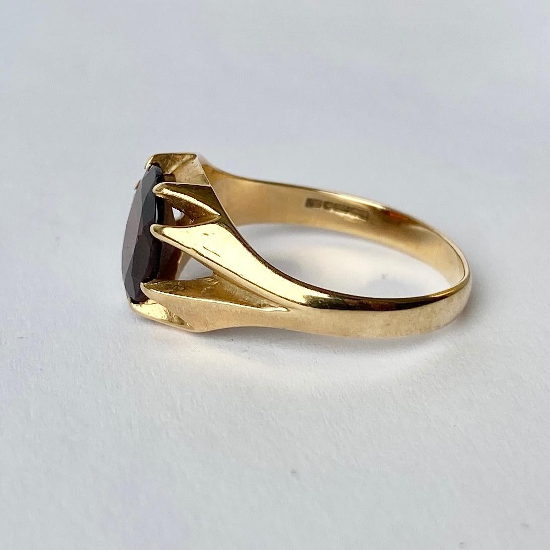 This simple style signet ring holds a garnet stone measuring approx 2carat.  Made in Birmingham, England. 

Ring Size: S or 9
Band Widest Point: 11mm

Weight: 3.3g