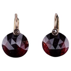Antike Granat- und Diamant-Ohrringe aus 14k Gold Antike Granat- und Diamant-Ohrringe aus 14k Gold